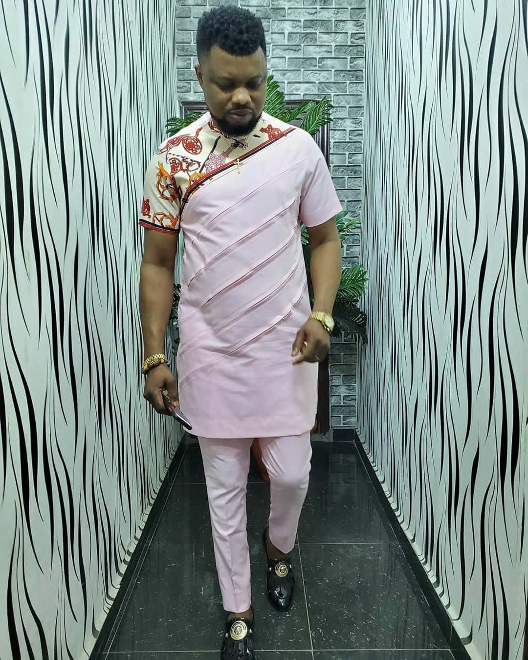 Nigerian Man, traditional attire, pink patterned kurta, HD Phone Wallpaper
