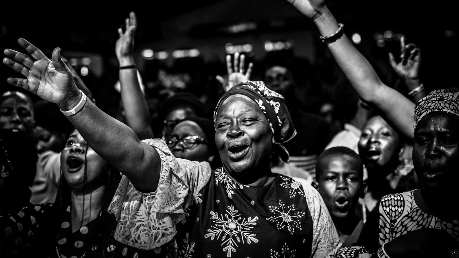 Nigerian Woman, black and white crowd, dim stage lights, HD Desktop Wallpaper