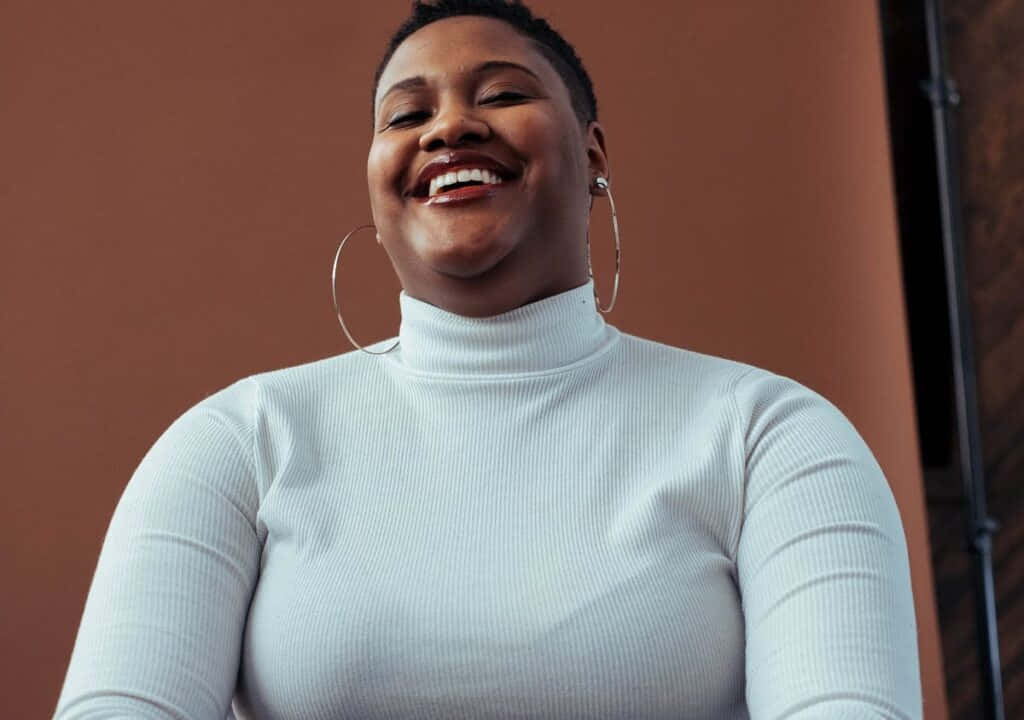 chubby Nigerian woman, short hair, hoop earrings, SD Desktop Wallpaper