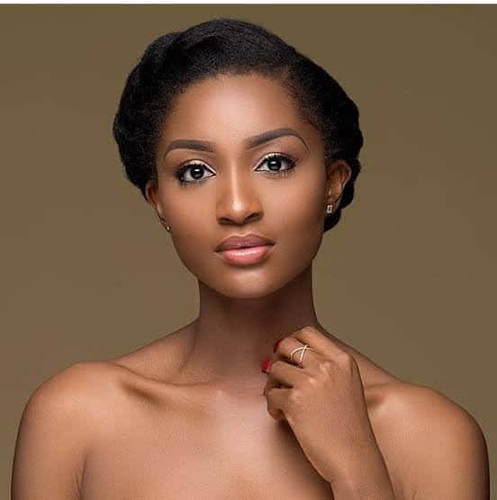 Nigerian Woman, brown background, elegant updo, SD Phone Wallpaper