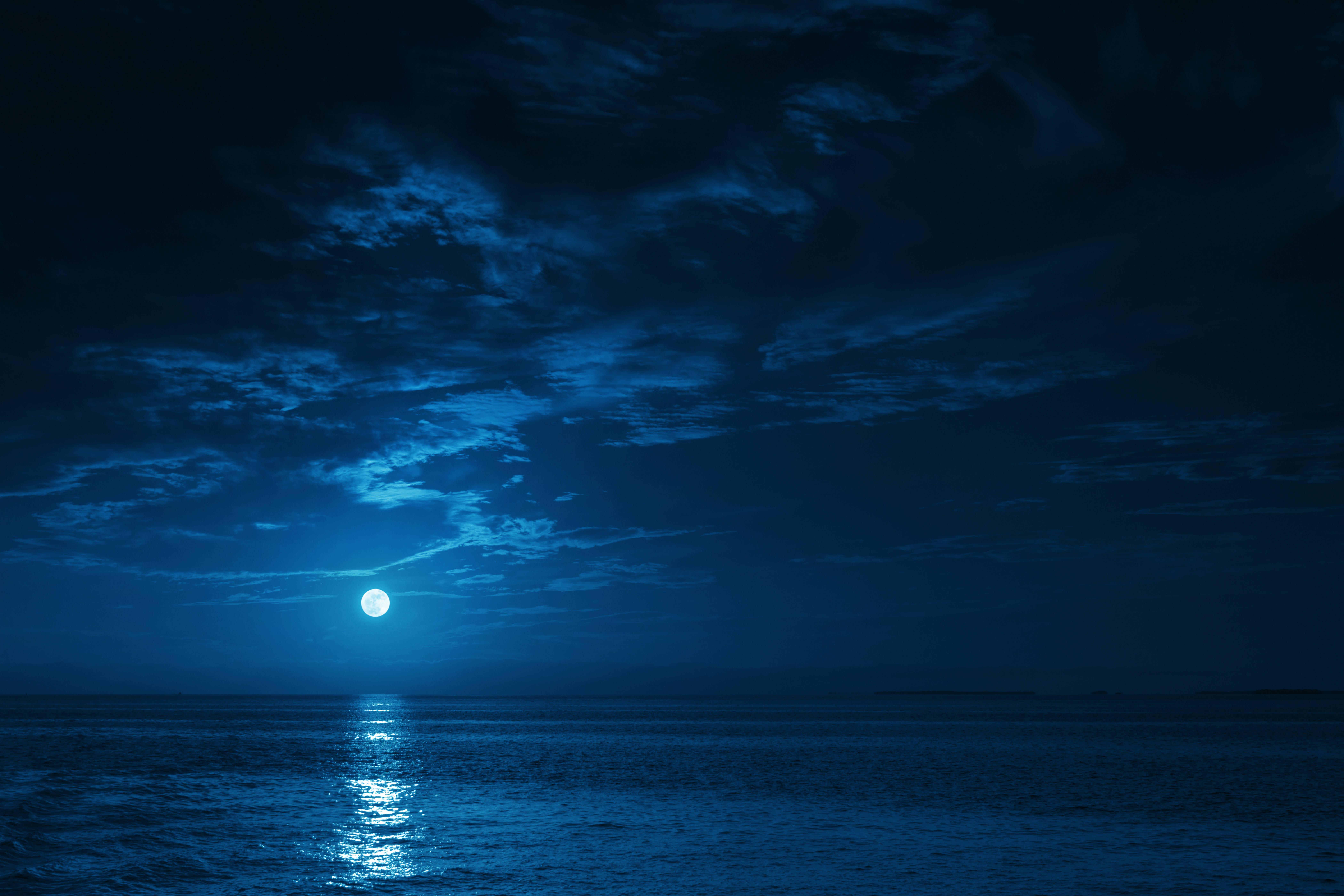full moon, blue glow, calm ocean, 8K Desktop Wallpaper