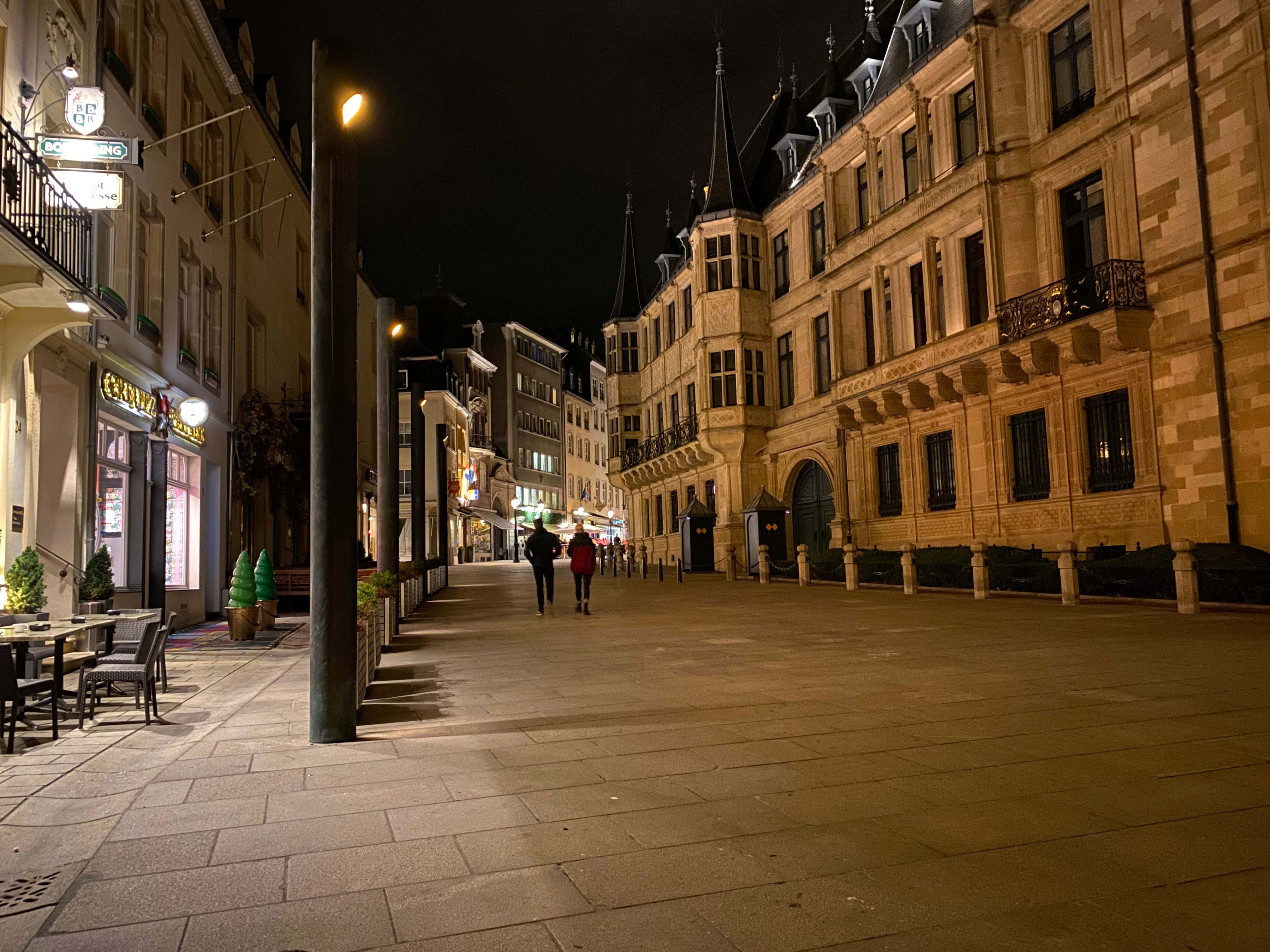 Night Mode, cobblestone street, warm streetlights, 4K Desktop Wallpaper