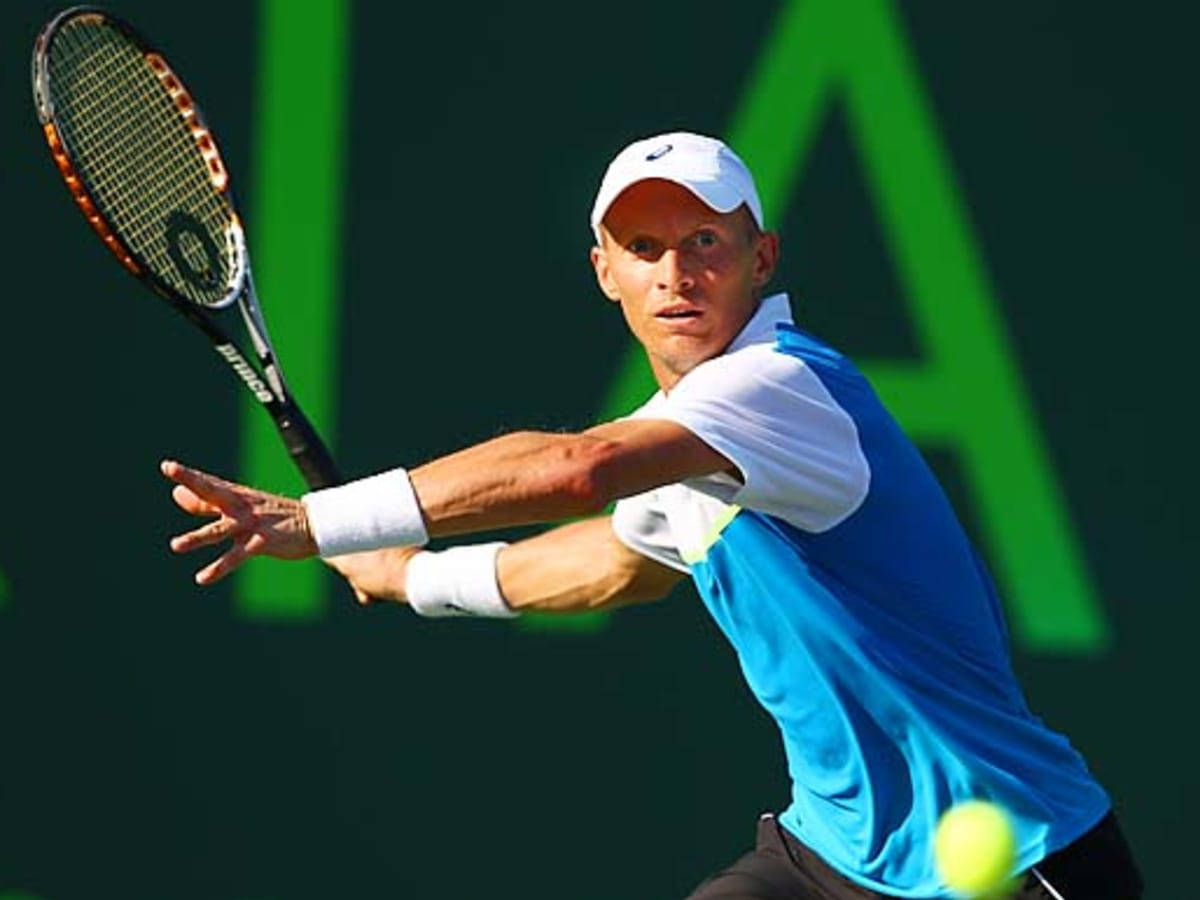 Nikolay Davydenko, blue and white gear, yellow ball, SD Desktop Wallpaper
