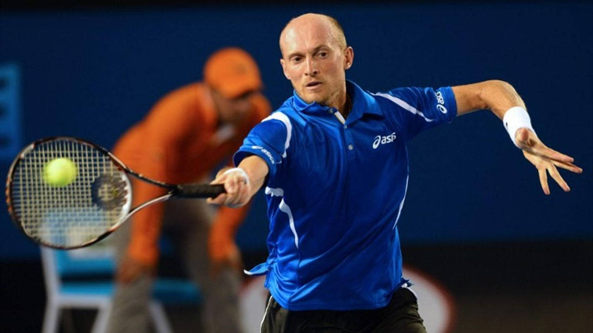 Nikolay Davydenko, blue shirt, yellow ball, SD Desktop Wallpaper
