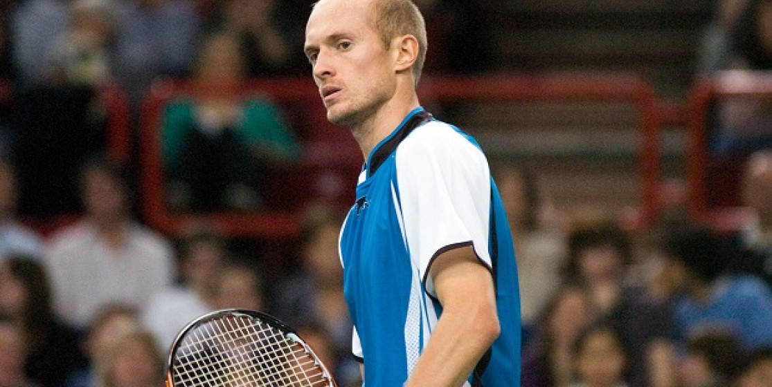 Nikolay Davydenko, blue and white shirt, racket, SD Desktop Wallpaper