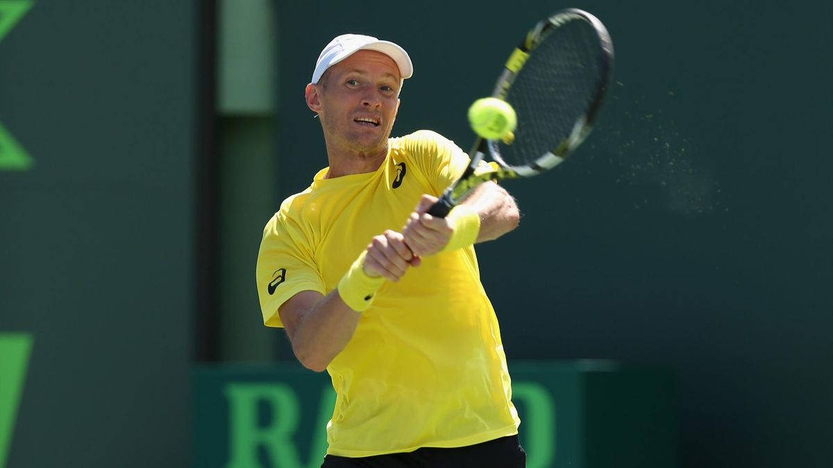 Nikolay Davydenko, two-handed swing, bright yellow shirt, SD Desktop Wallpaper