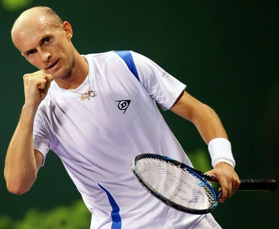 Nikolay Davydenko, white and blue gear, racket, SD Desktop Wallpaper