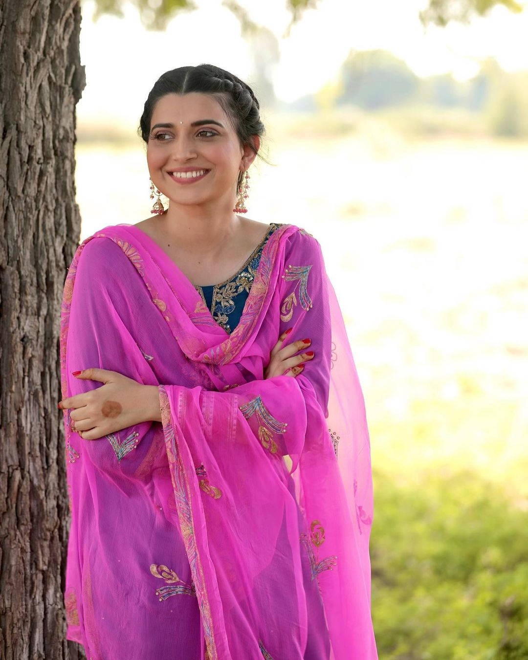 Nimrat Khaira, pink shawl, vibrant pink embroidered sari, HD Phone Wallpaper