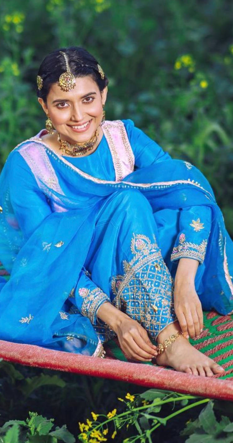 Nimrat Khaira, vibrant blue embroidered sari, red woven mat, HD Phone Wallpaper