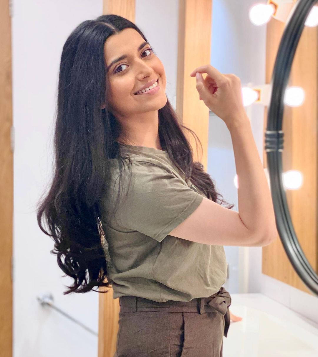 Nimrat Khaira, dressing room, round mirror, SD Phone Wallpaper