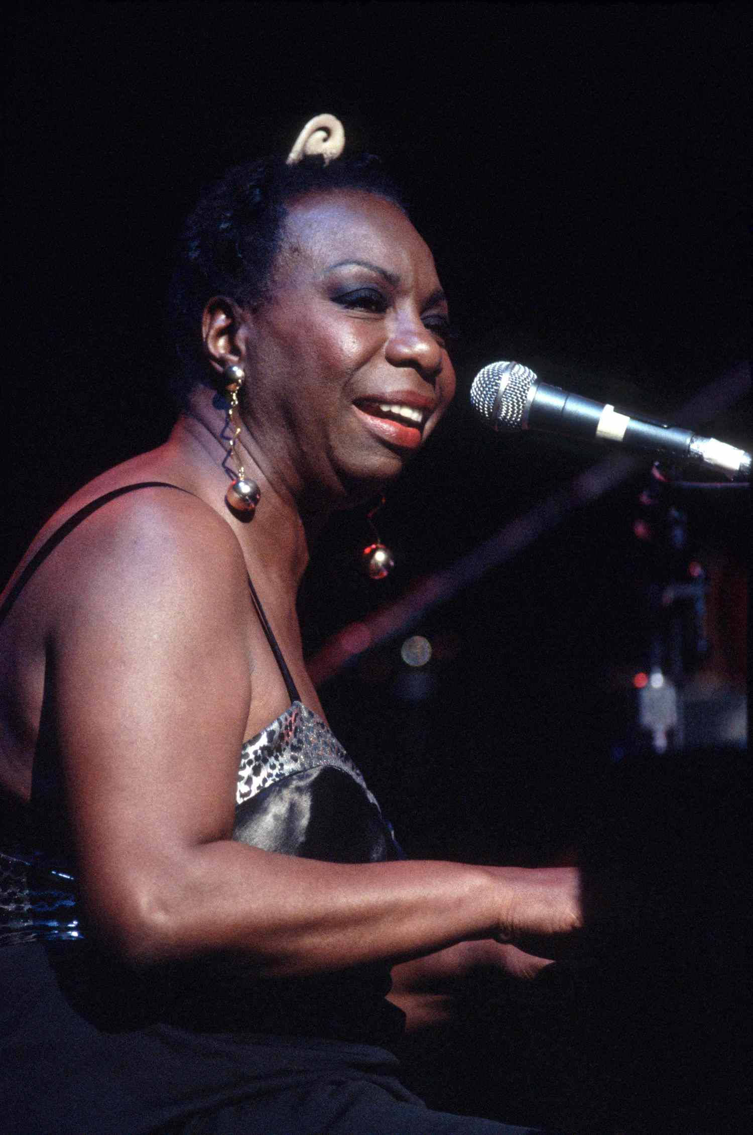 Nina Simone, piano, stage lights, Full HD Phone Wallpaper