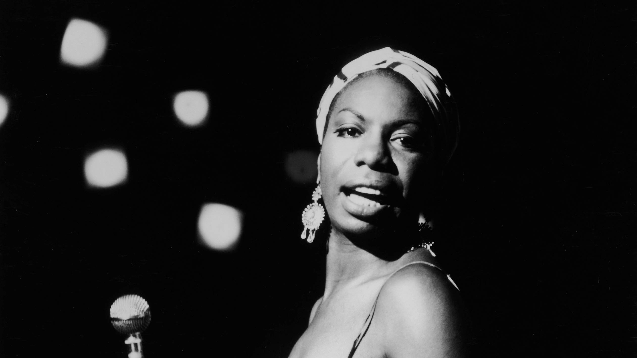 Nina Simone, black and white portrait, singing into a microphone, 2K Desktop Wallpaper