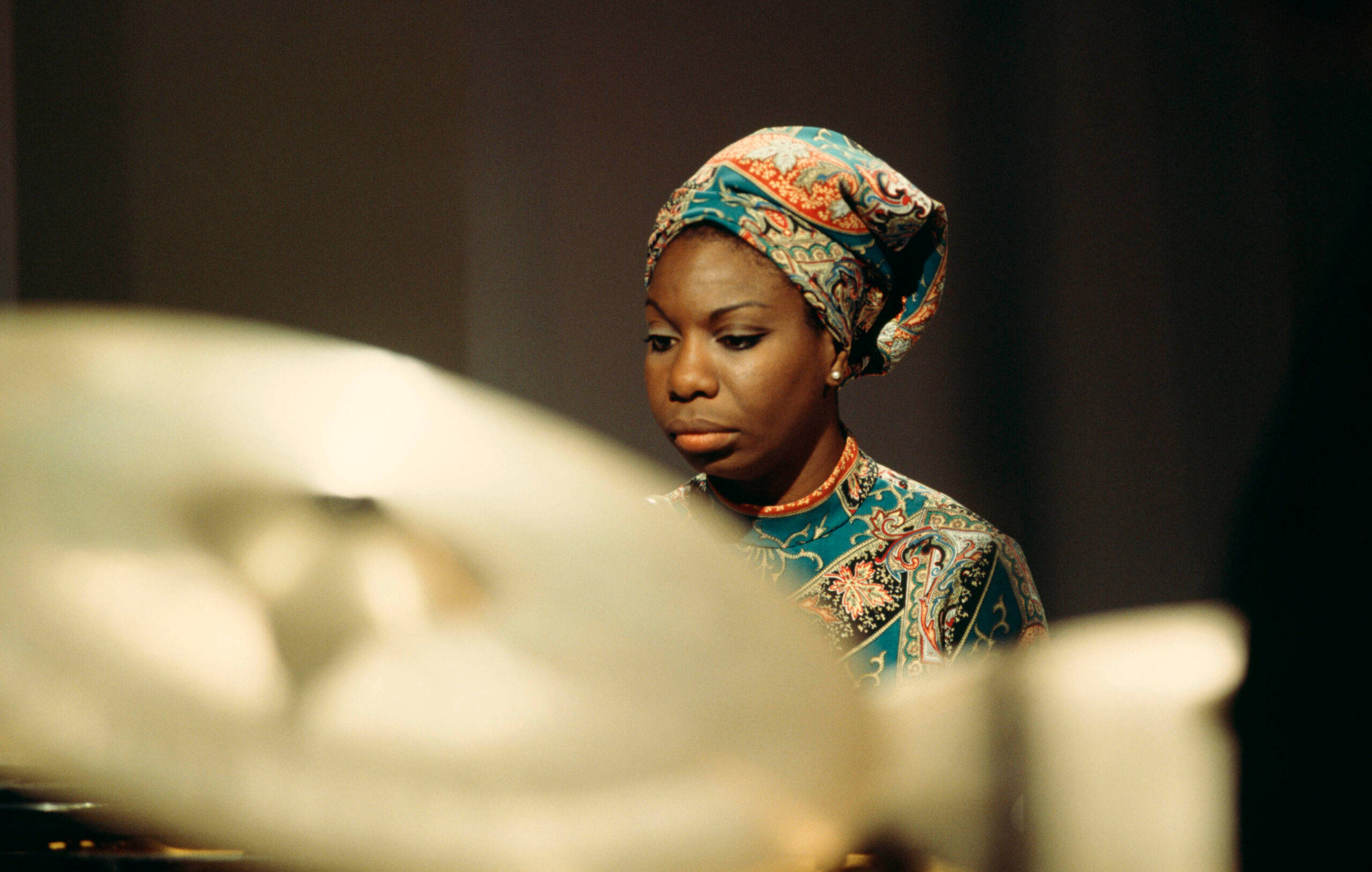 Nina Simone, piano, warm stage lighting, 2K Desktop Wallpaper