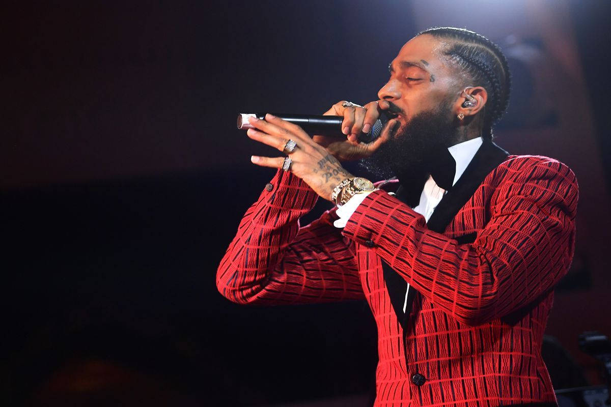Nipsey Hussle, red checkered suit, microphone, SD Desktop Wallpaper