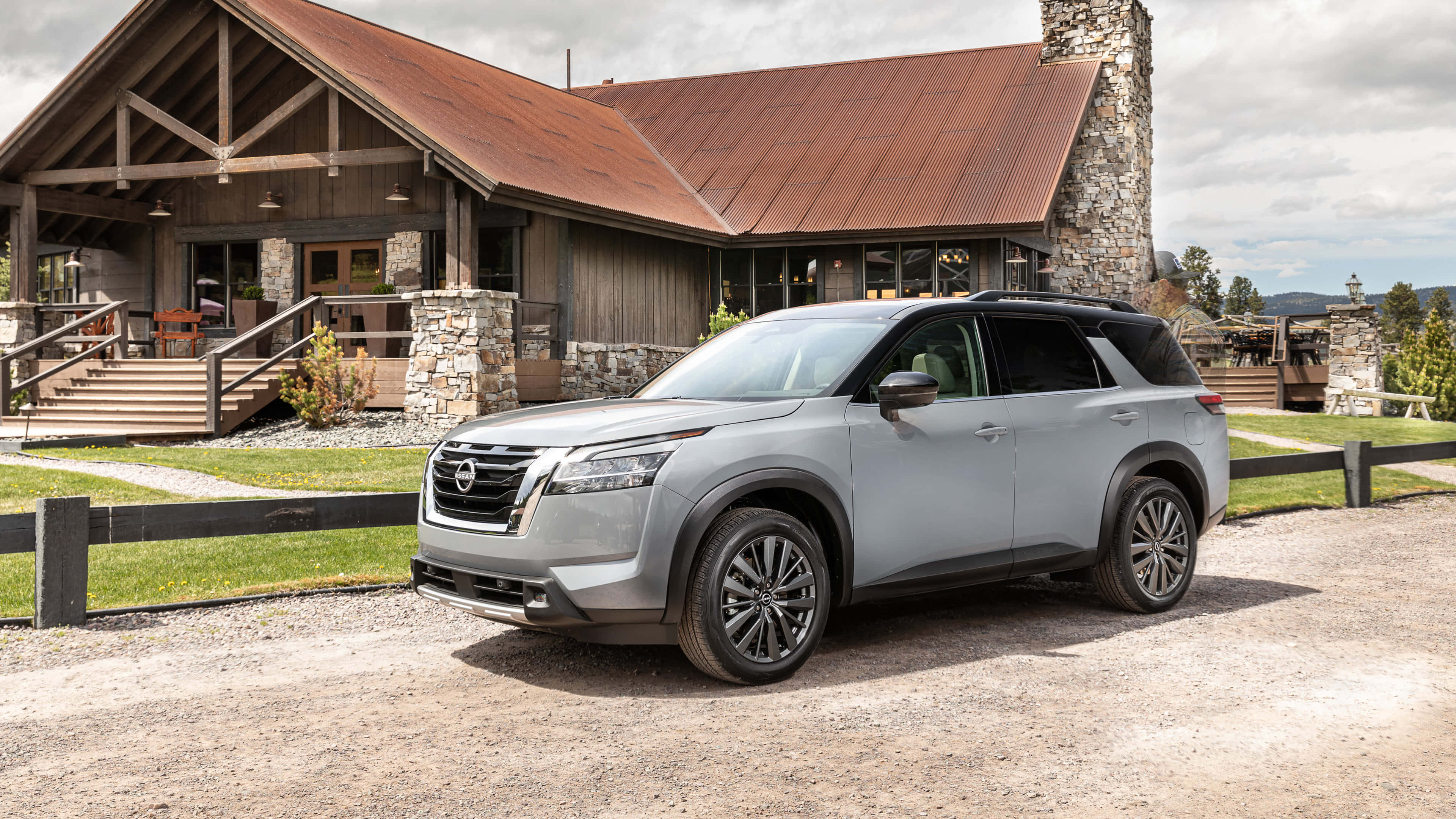 Nissan Pathfinder, silver, gravel drive, 4K Desktop Wallpaper