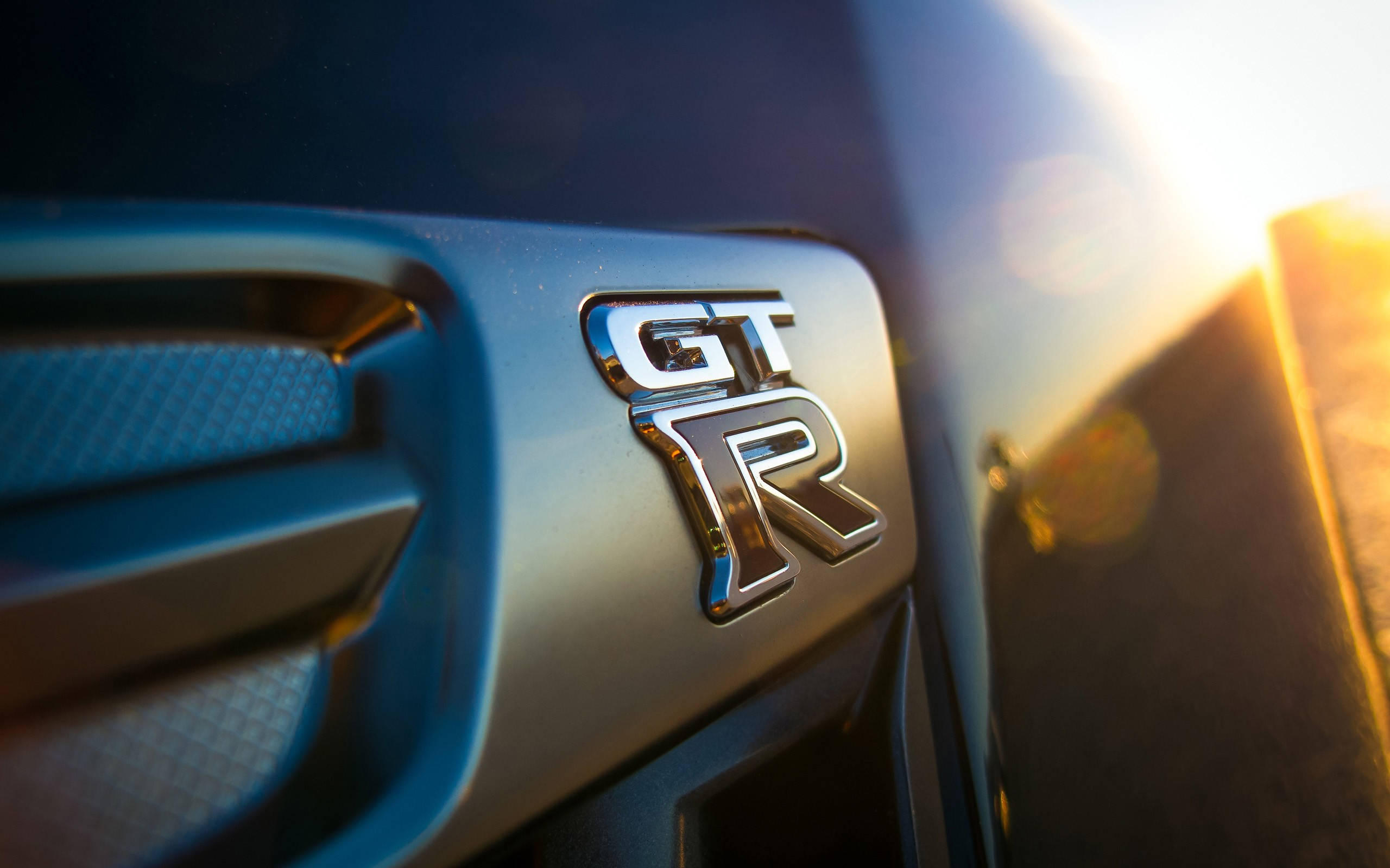 Nissan Skyline GTR R35, chrome GT-R emblem, blue car hood, 2K Desktop Wallpaper