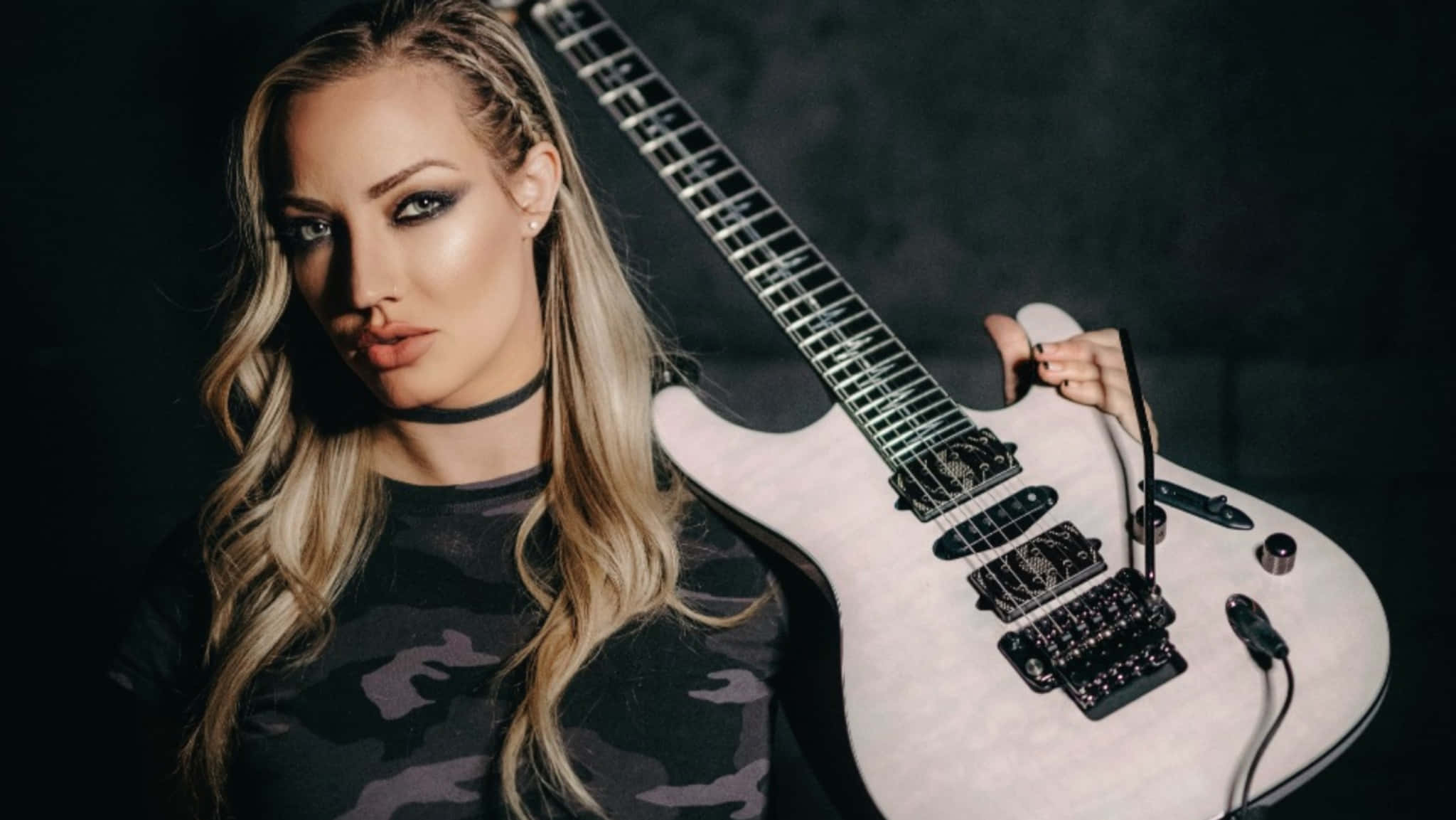 Nita Strauss, white electric guitar, smoky eye makeup, Full HD Desktop Wallpaper