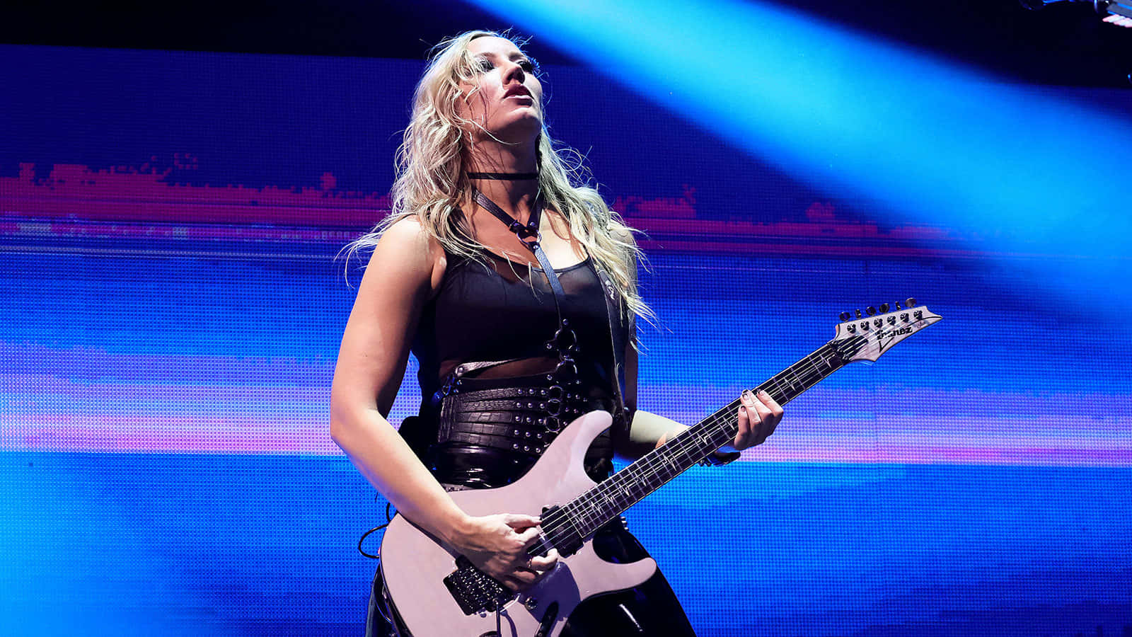 Nita Strauss, light pink electric guitar, blue stage lights, HD Desktop Wallpaper