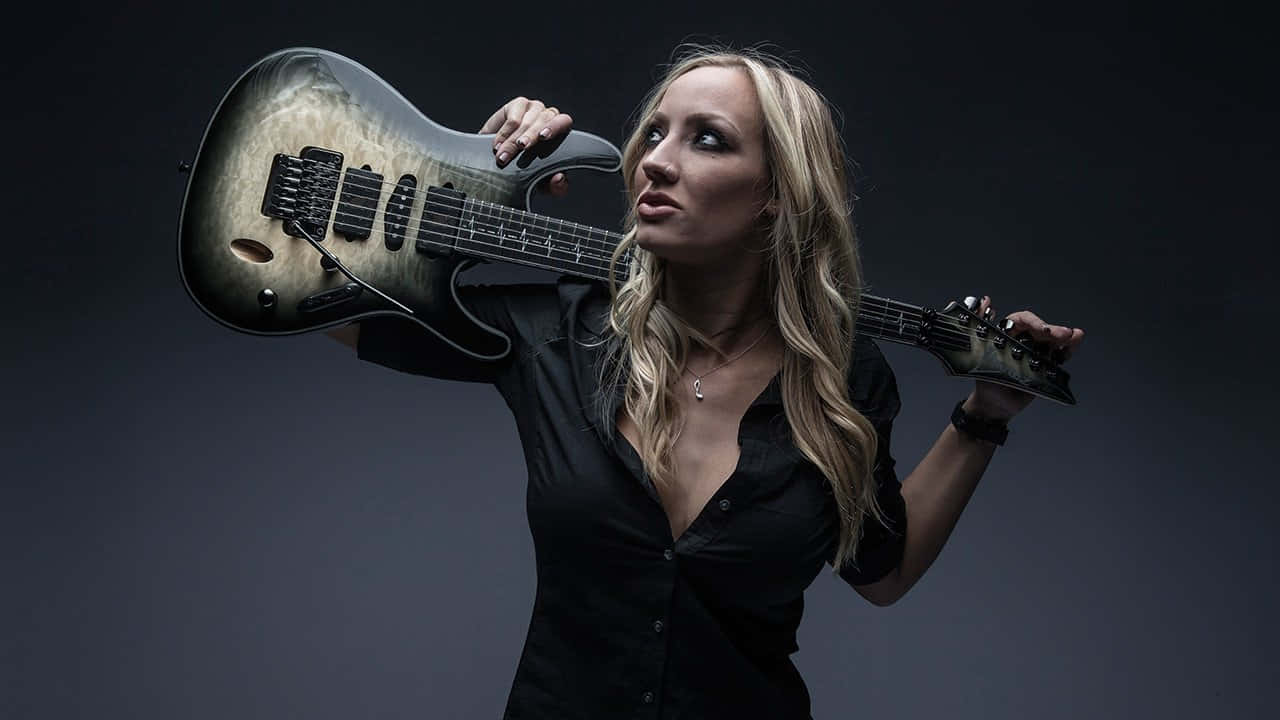 Nita Strauss, sunburst electric guitar, black shirt, HD Desktop Wallpaper