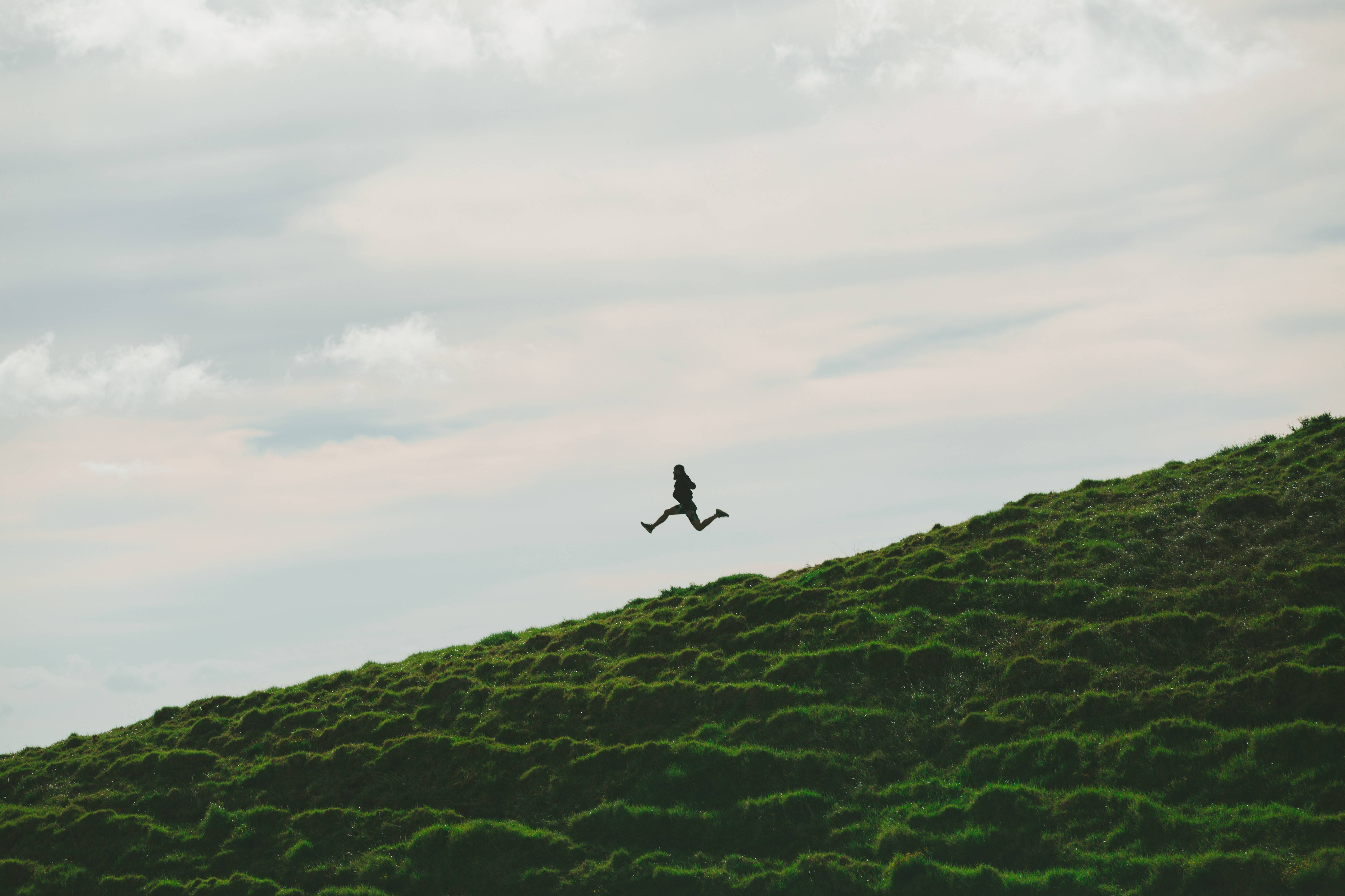 No Man's Sky, vibrant green hill, soft cloudy sky, 5K Desktop Wallpaper