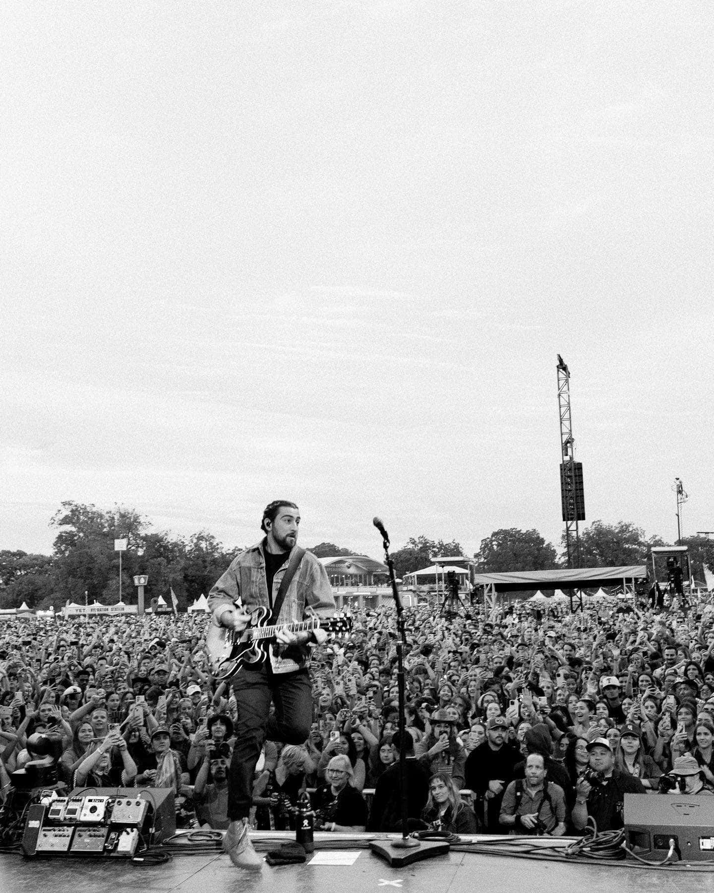 Noah Kahan, guitar, outdoor concert, HD Phone Wallpaper