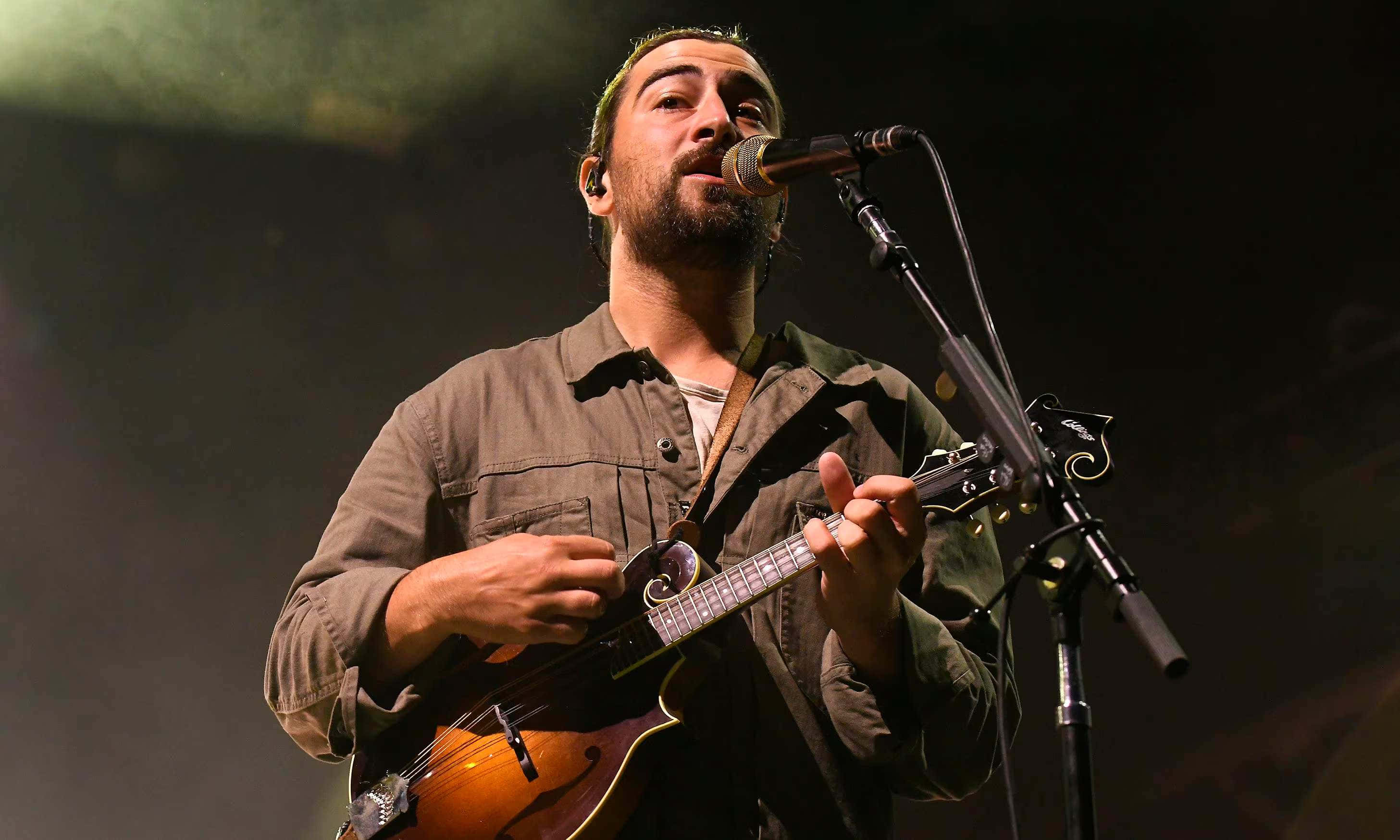 Noah Kahan, mandolin, stage lights, 2K Desktop Wallpaper