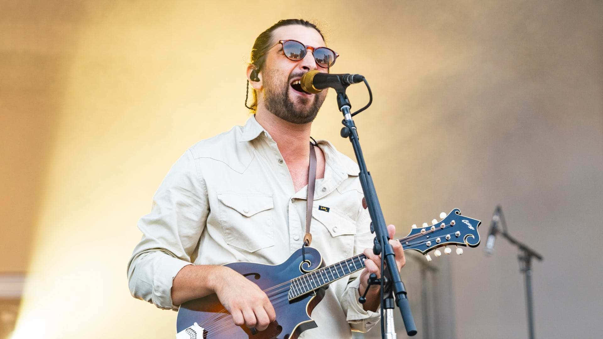 Noah Kahan, blue mandolin, sunglasses, Full HD Desktop Wallpaper