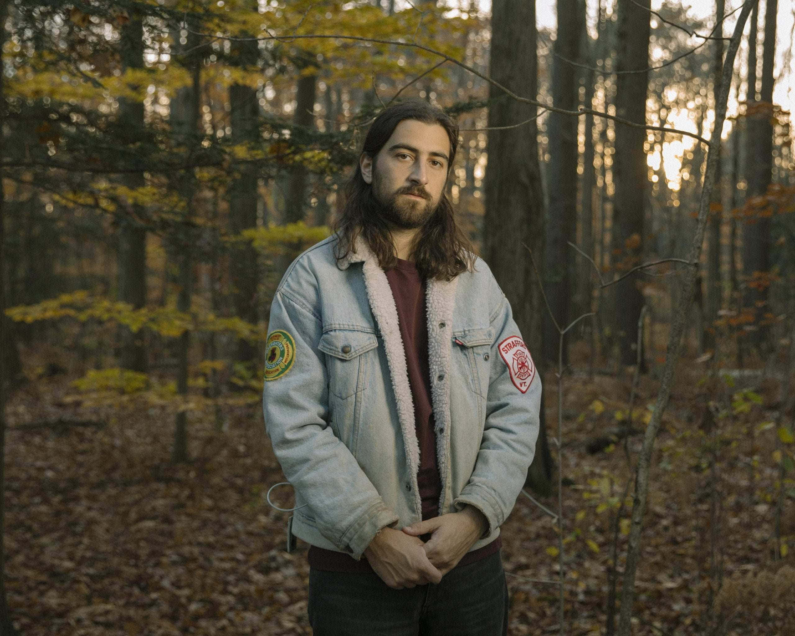 Noah Kahan, denim jacket, autumn forest, 2K Desktop Wallpaper
