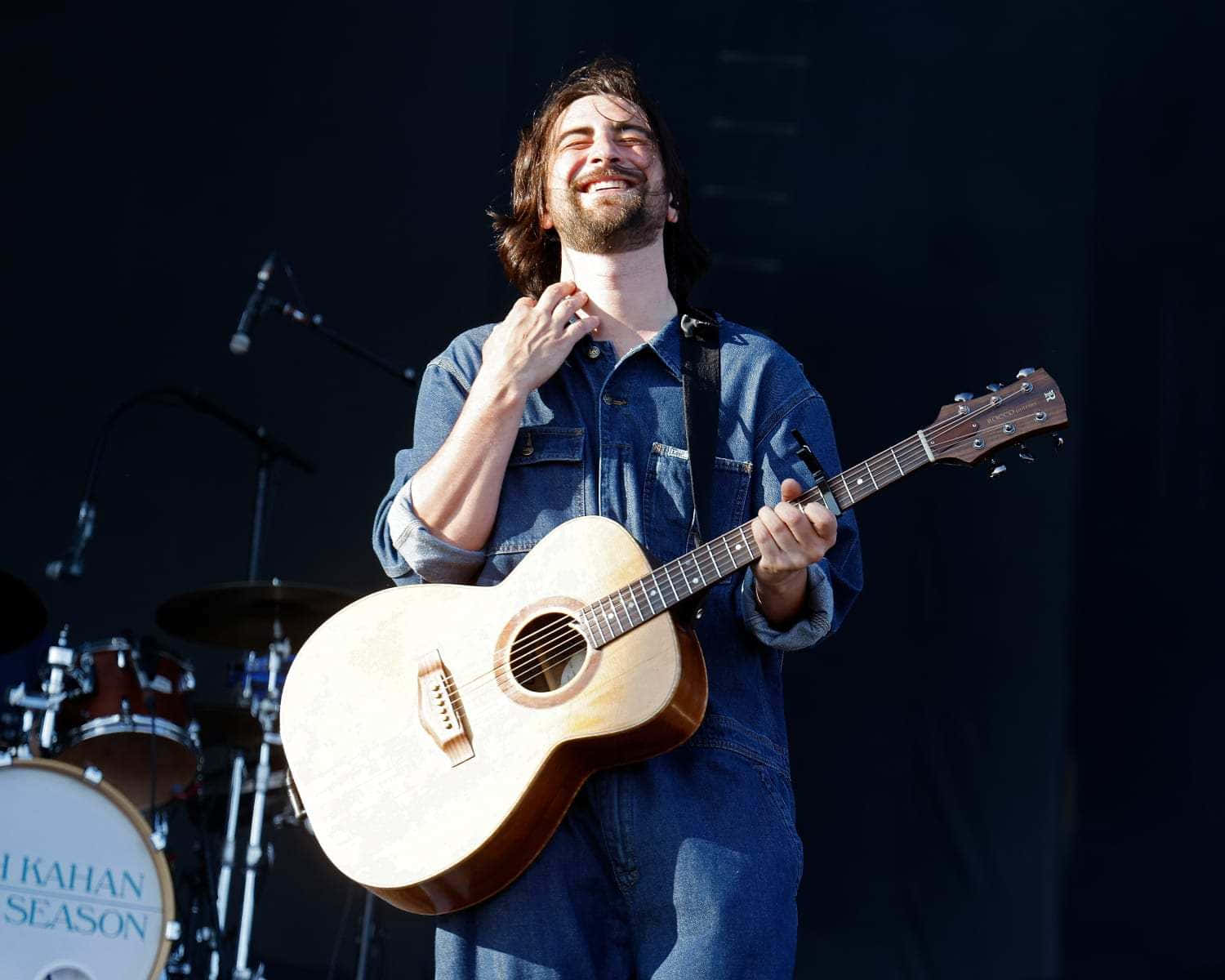 Noah Kahan, acoustic guitar, dark stage, HD Desktop Wallpaper
