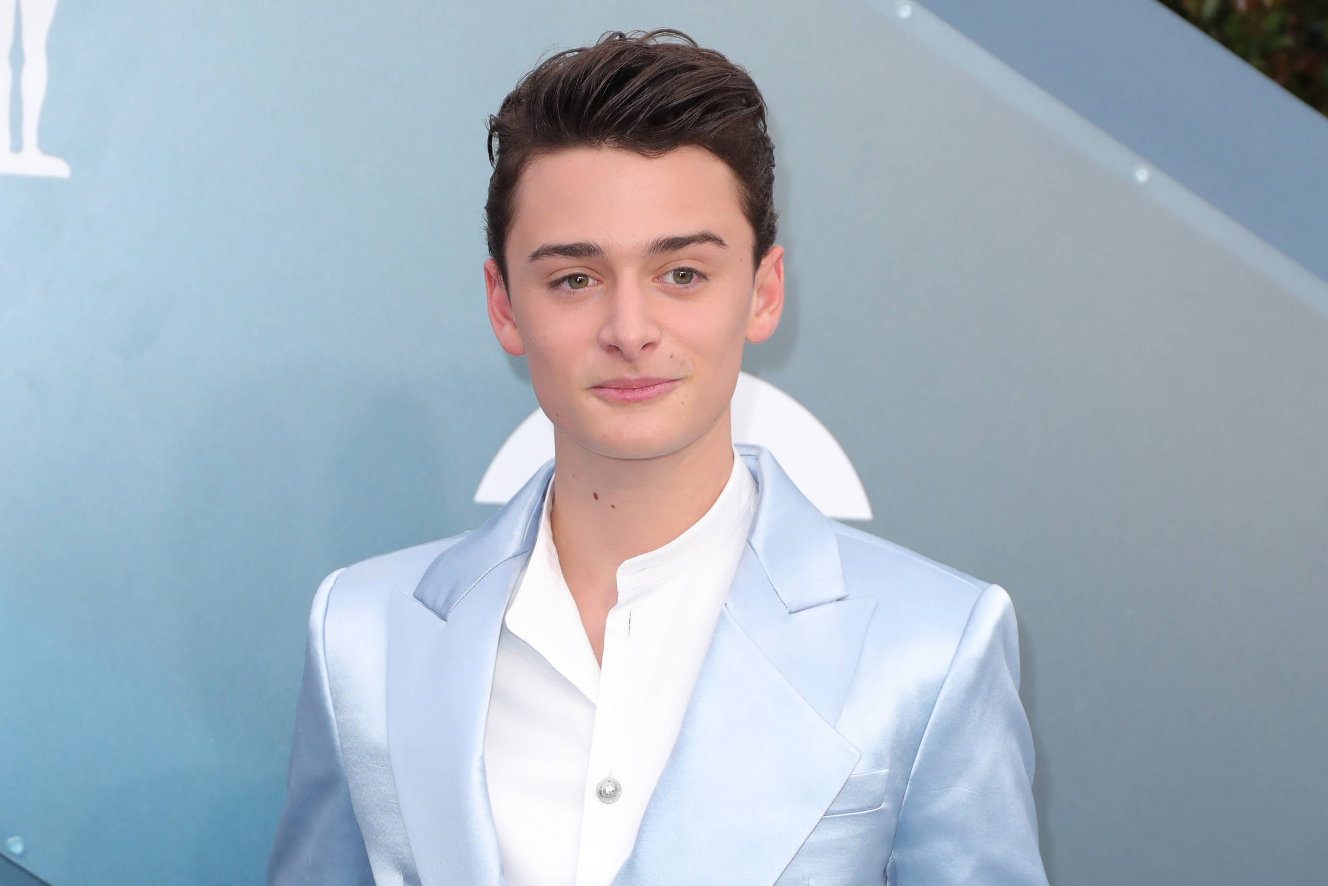 Noah Schnapp, dusty blue outfit, light blue suit, 2K Desktop Wallpaper