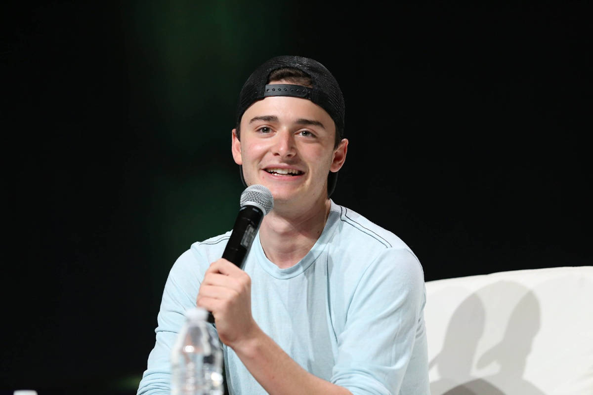 Noah Schnapp, microphone, light blue shirt, SD Desktop Wallpaper