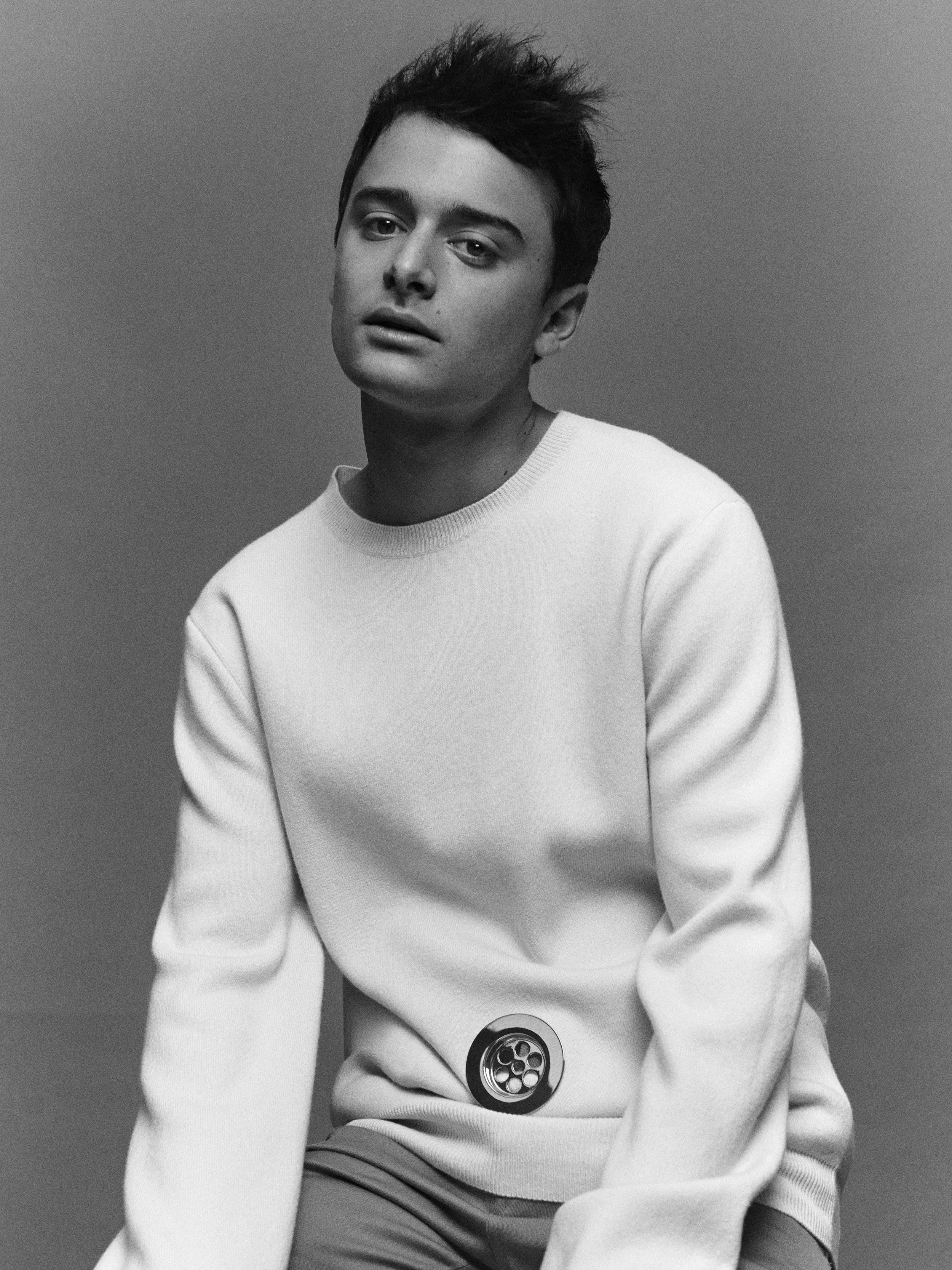Noah Schnapp, white sweater, circular belt buckle, 2K Phone Wallpaper