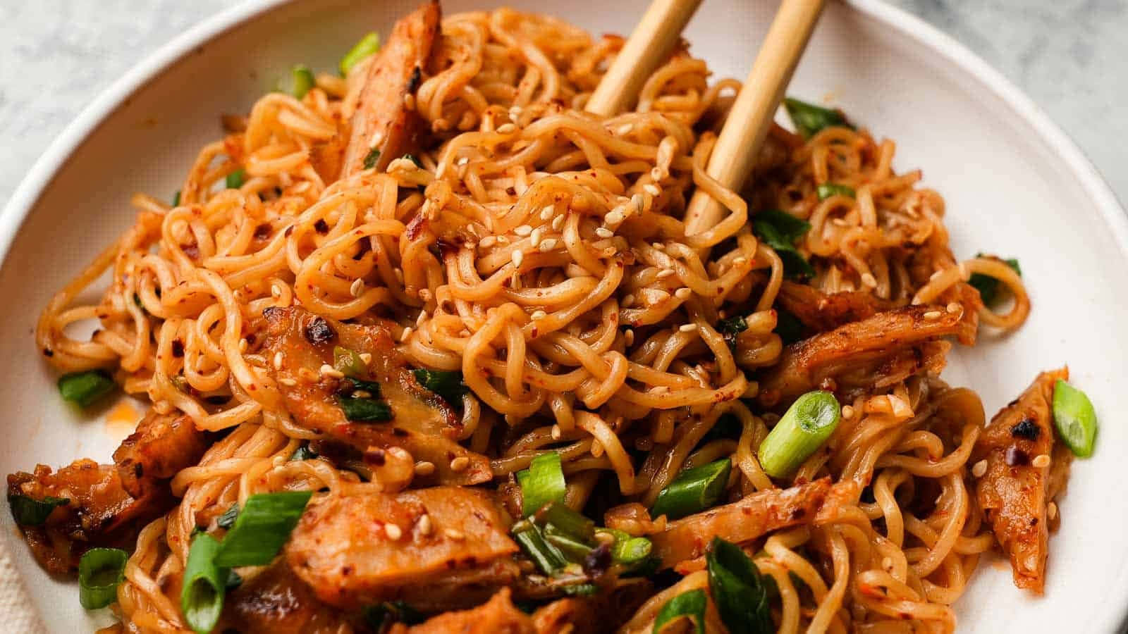 spicy chili garlic noodles, glossy stir-fried noodles, chicken, HD Desktop Wallpaper
