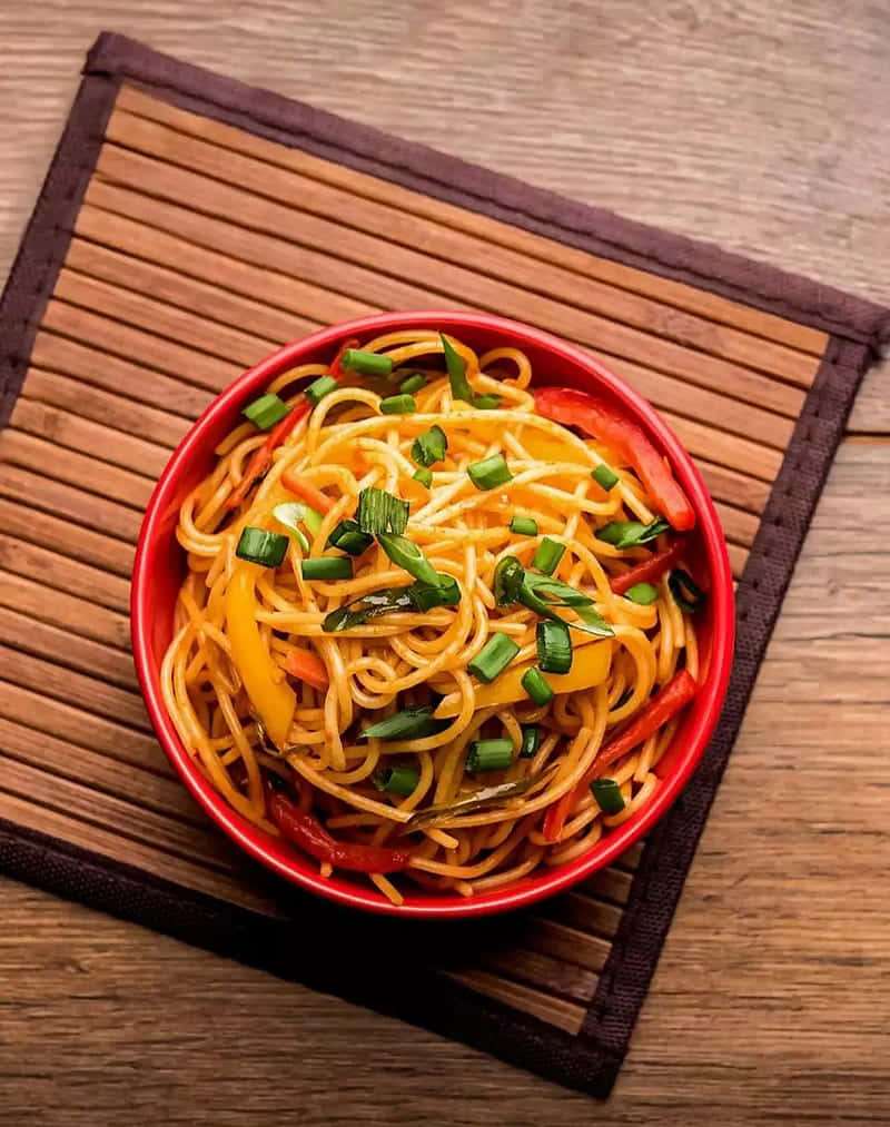 Hakka noodles, spring onions, red bowl, SD Phone Wallpaper