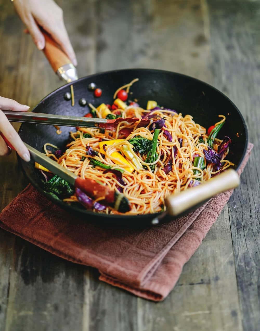 stir fry chow mein noodles, wok, black wok, SD Phone Wallpaper