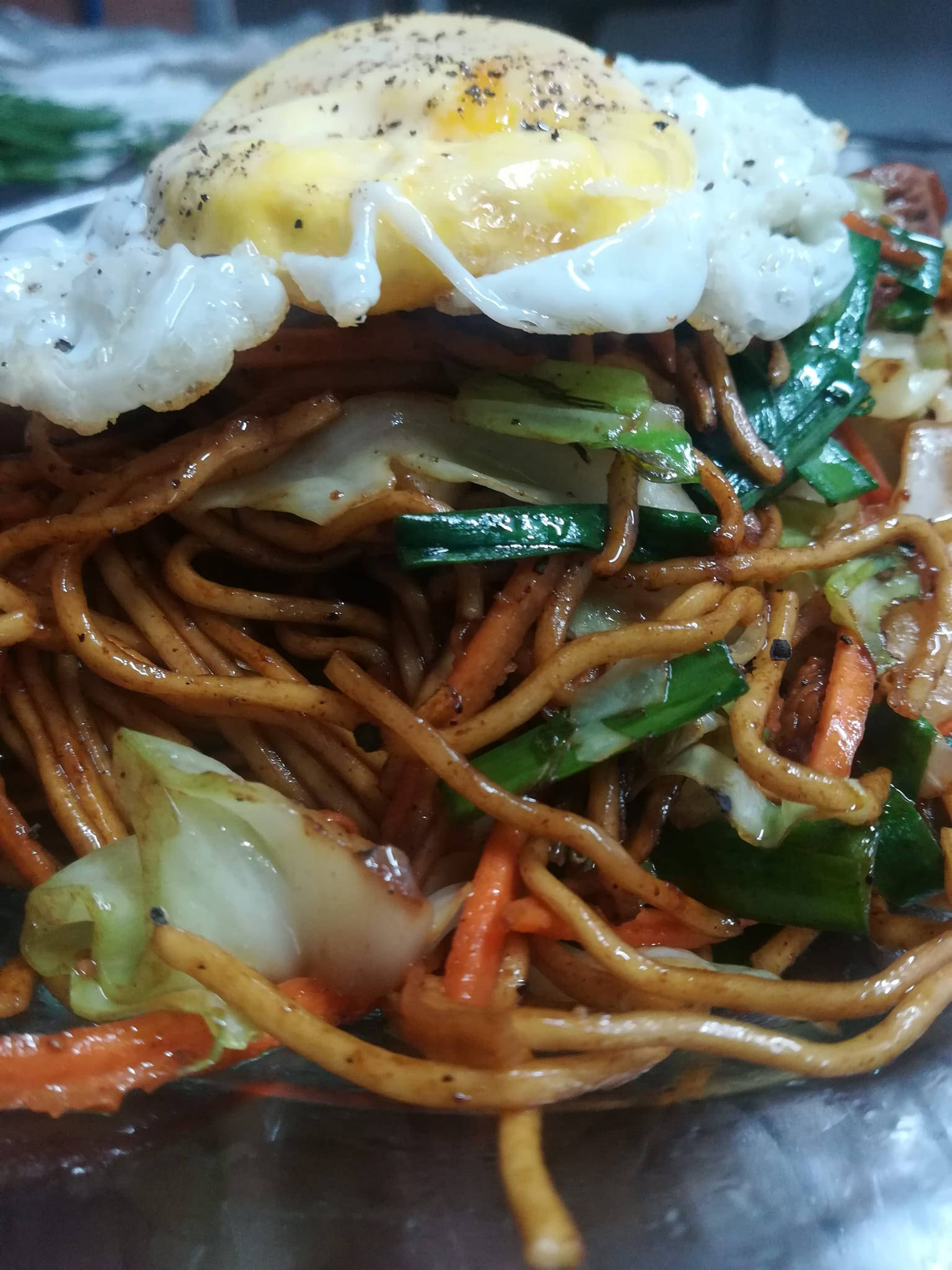 yakisoba, sunny-side-up egg, black pepper, Full HD Phone Wallpaper