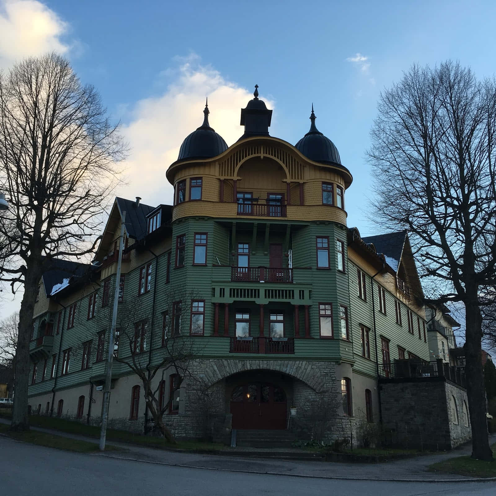 Norrköping, green and yellow wooden mansion, black domes, HD Desktop Wallpaper