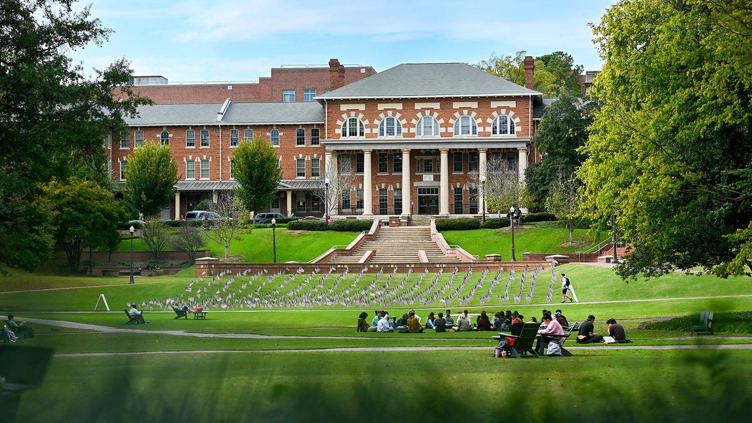 North Carolina State University, vibrant green lawn, grand brick university building, HD Desktop Wallpaper