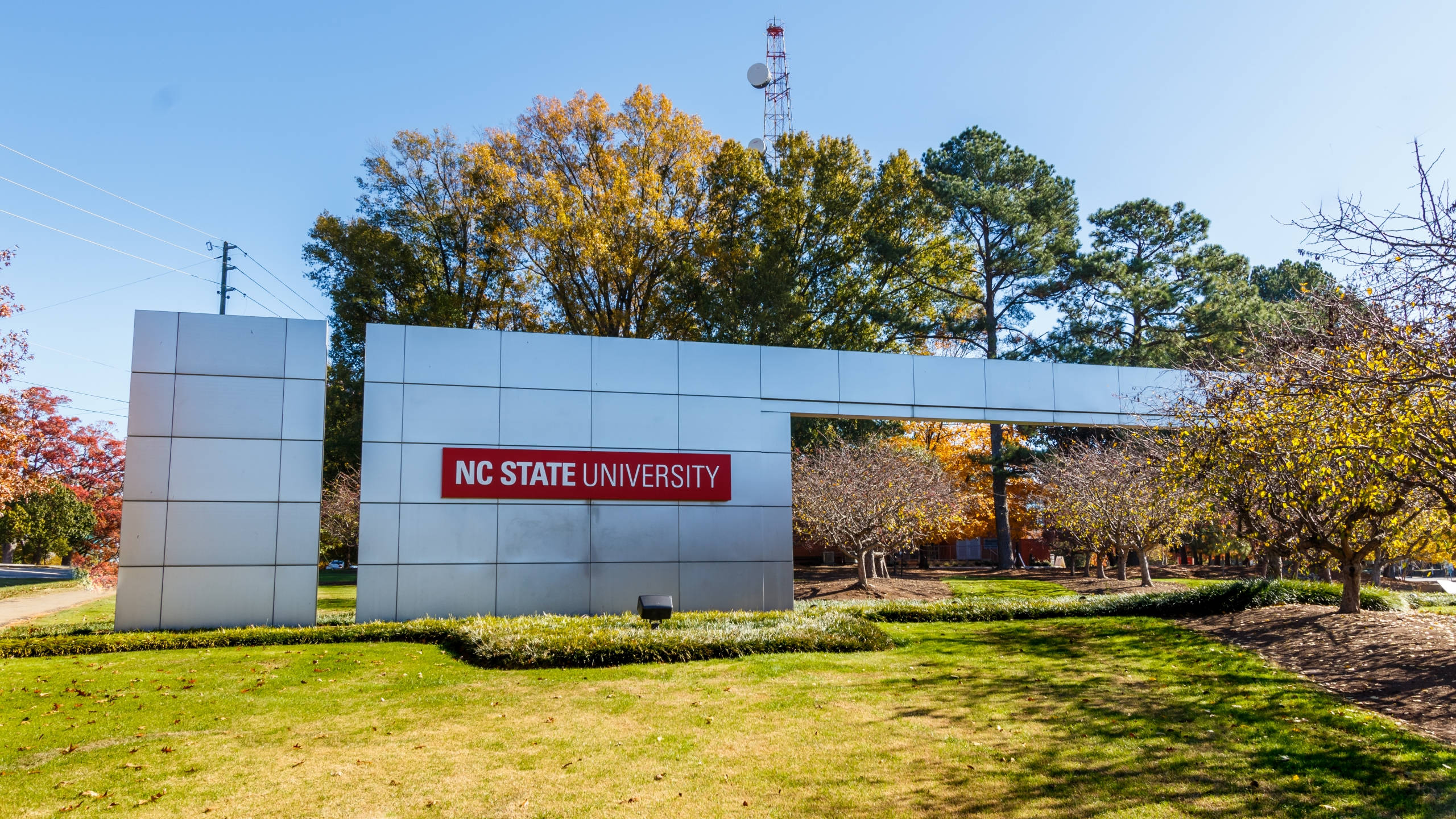 North Carolina State University, main entrance sign, autumn trees, 2K Desktop Wallpaper