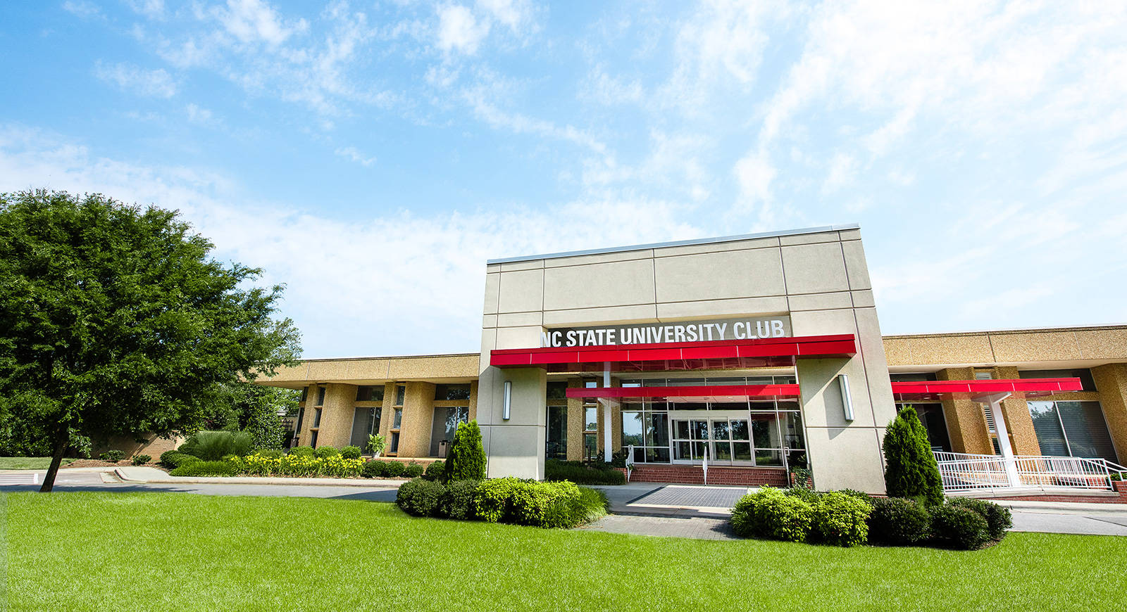 North Carolina State University, red awnings, green lawn, HD Desktop Wallpaper