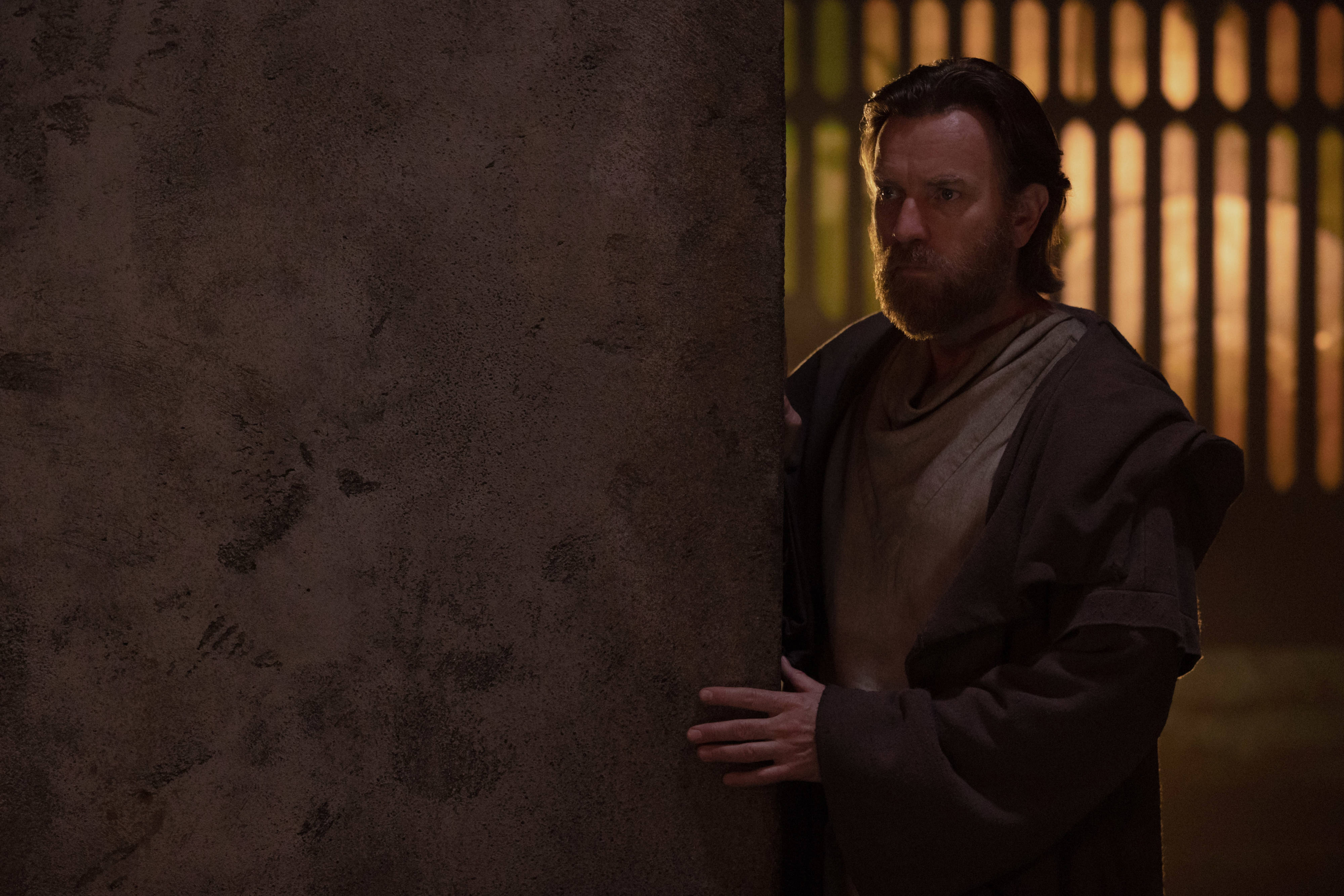 Obi Wan Kenobi, corner wall, dark robes, 4K Desktop Wallpaper