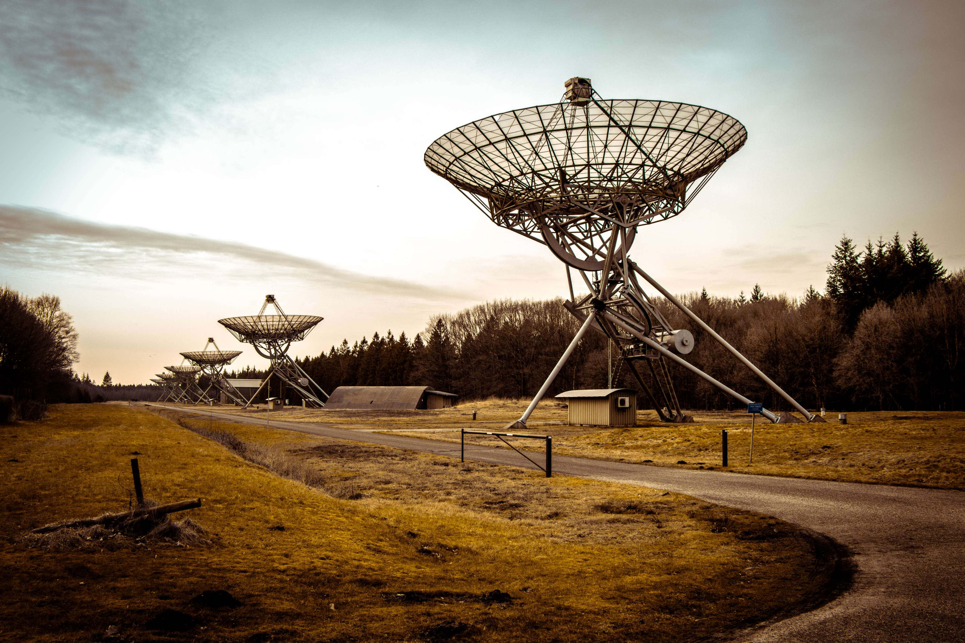 radio telescope, grassy field, dusk, 4K Desktop Wallpaper