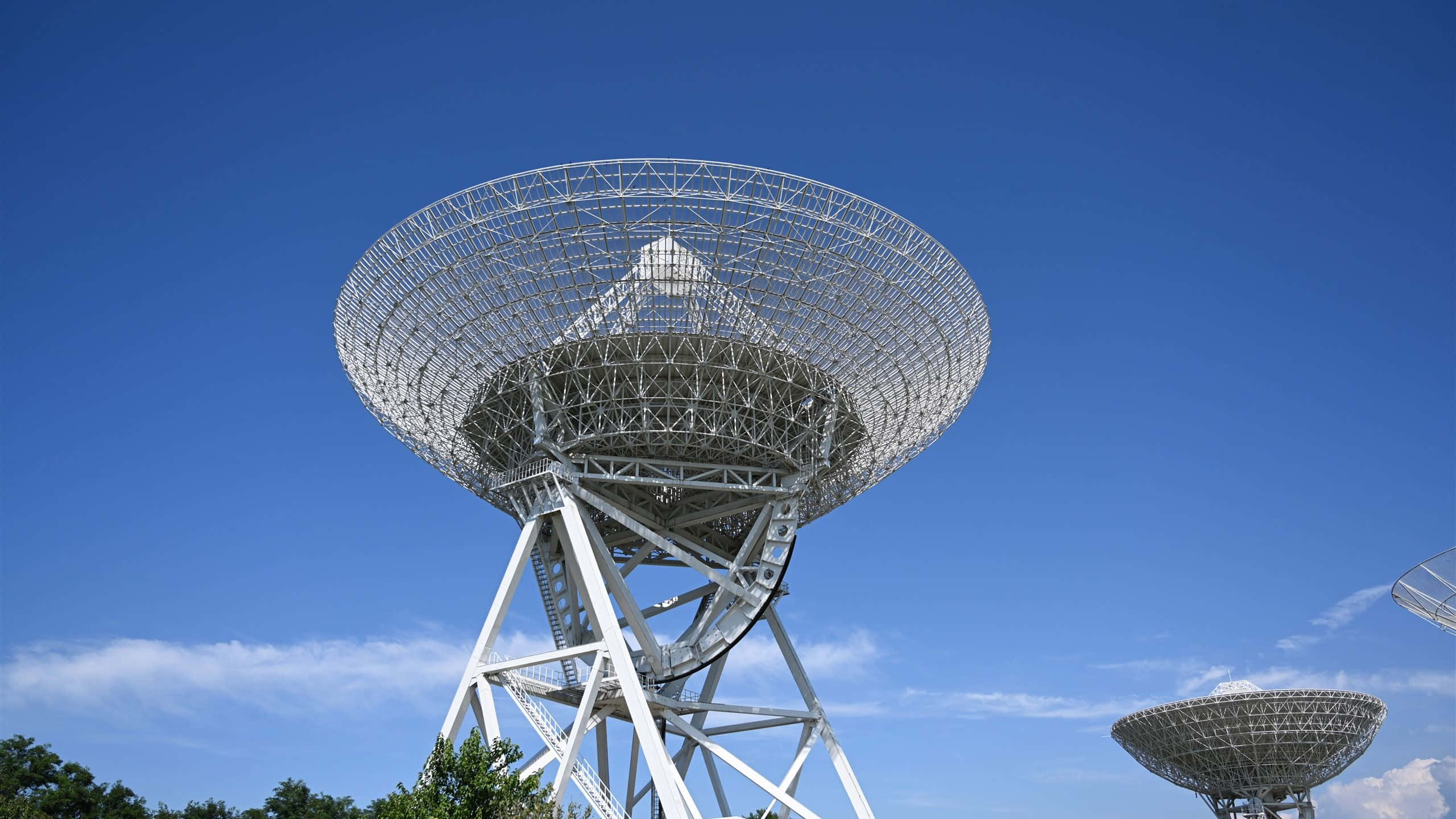radio telescope, white, clear blue sky, 2K Desktop Wallpaper