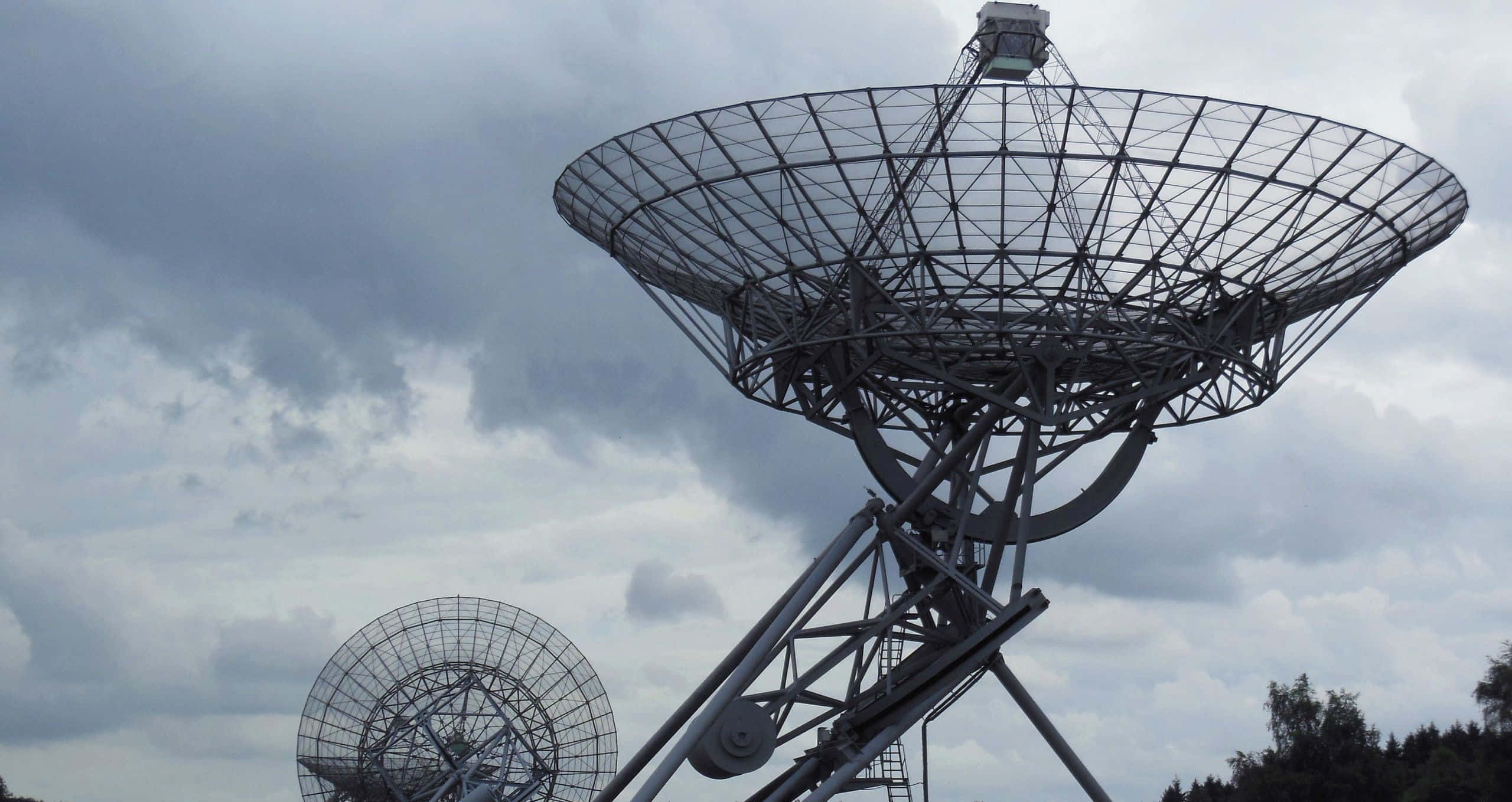 radio telescope, satellite dishes, cloudy sky, 2K Desktop Wallpaper