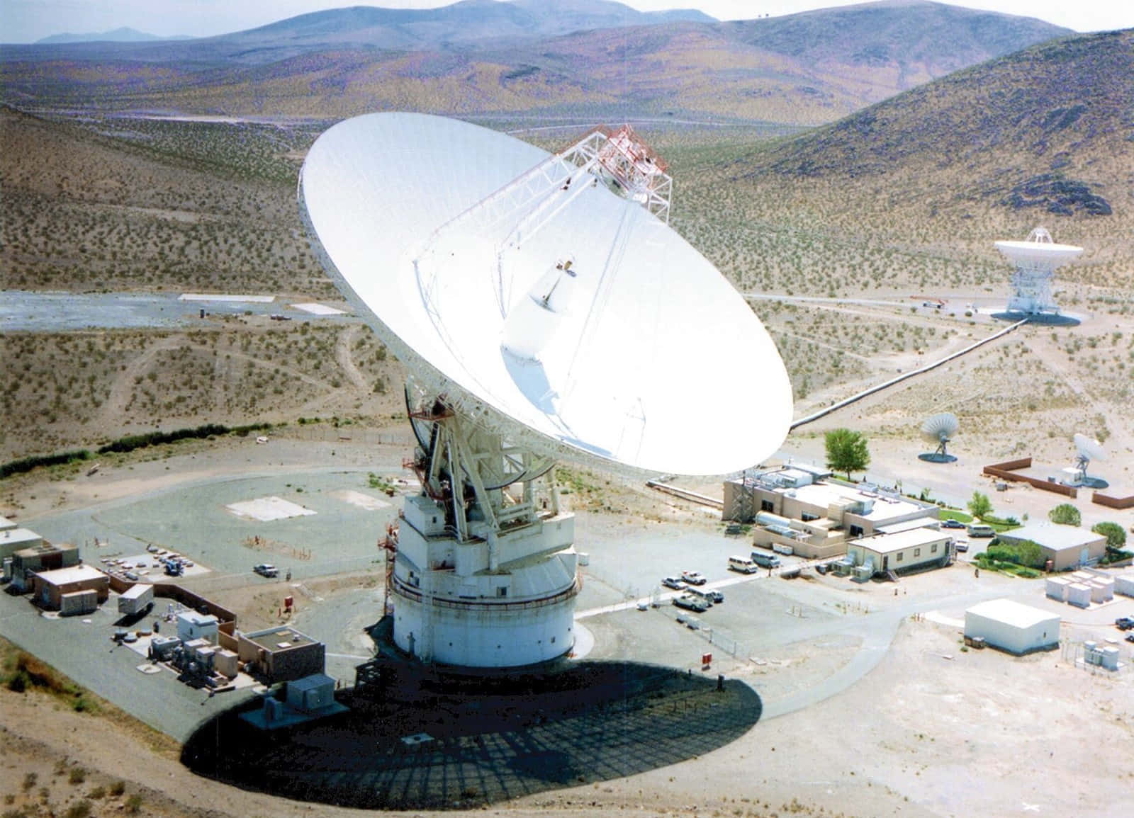 radio telescope, sunlit desert valley, arid hills, HD Desktop Wallpaper