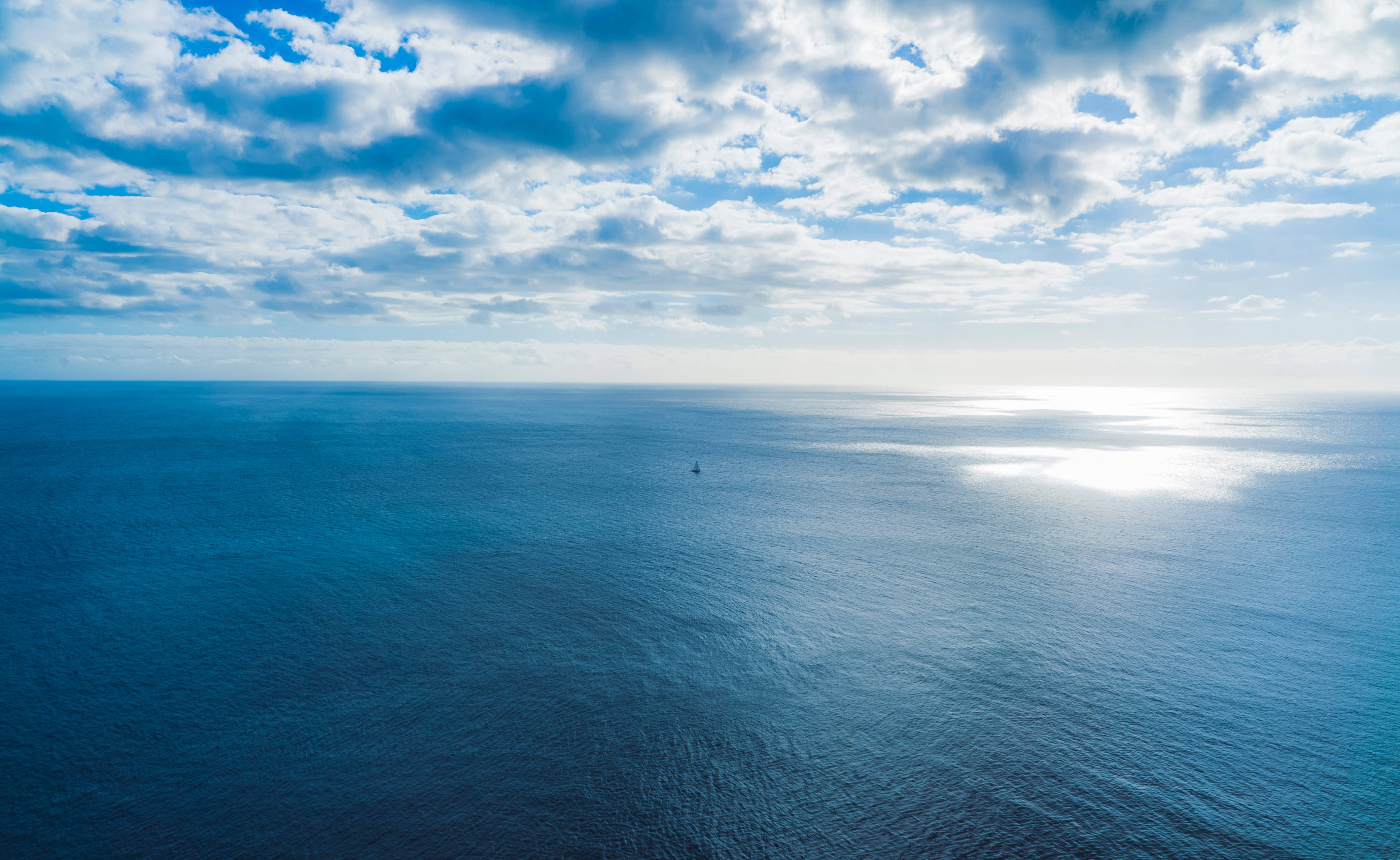 ocean, cloudy sky, sun glinting on water, 4K Desktop Wallpaper