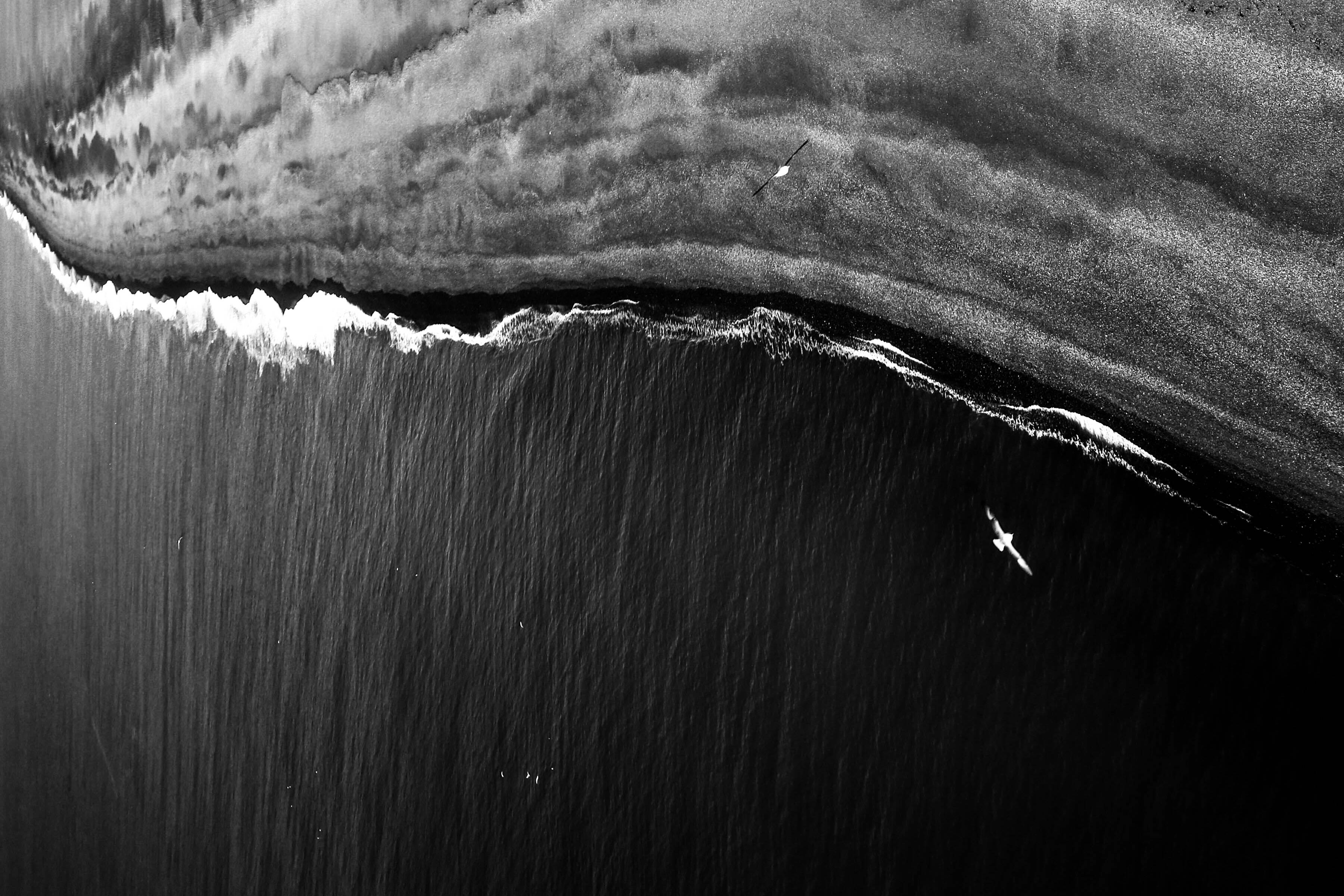 black and white, ocean waves, dark shore, 2K Desktop Wallpaper
