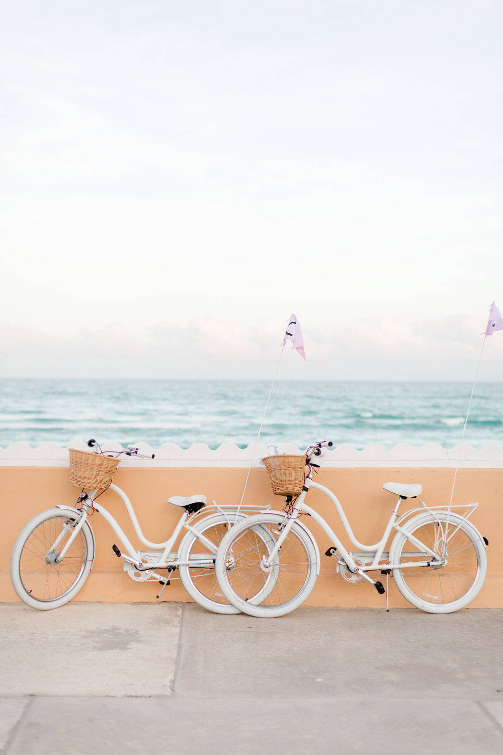 white beach bikes, wicker baskets, peach wall, HD Phone Wallpaper
