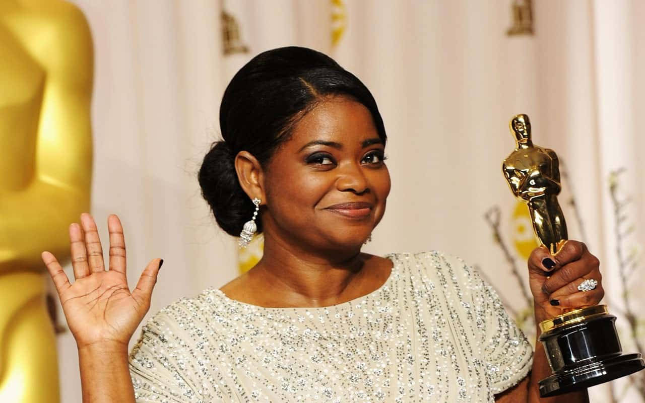 Octavia Spencer, Oscars Best Actress Awardee, golden Oscar statue, HD Desktop Wallpaper