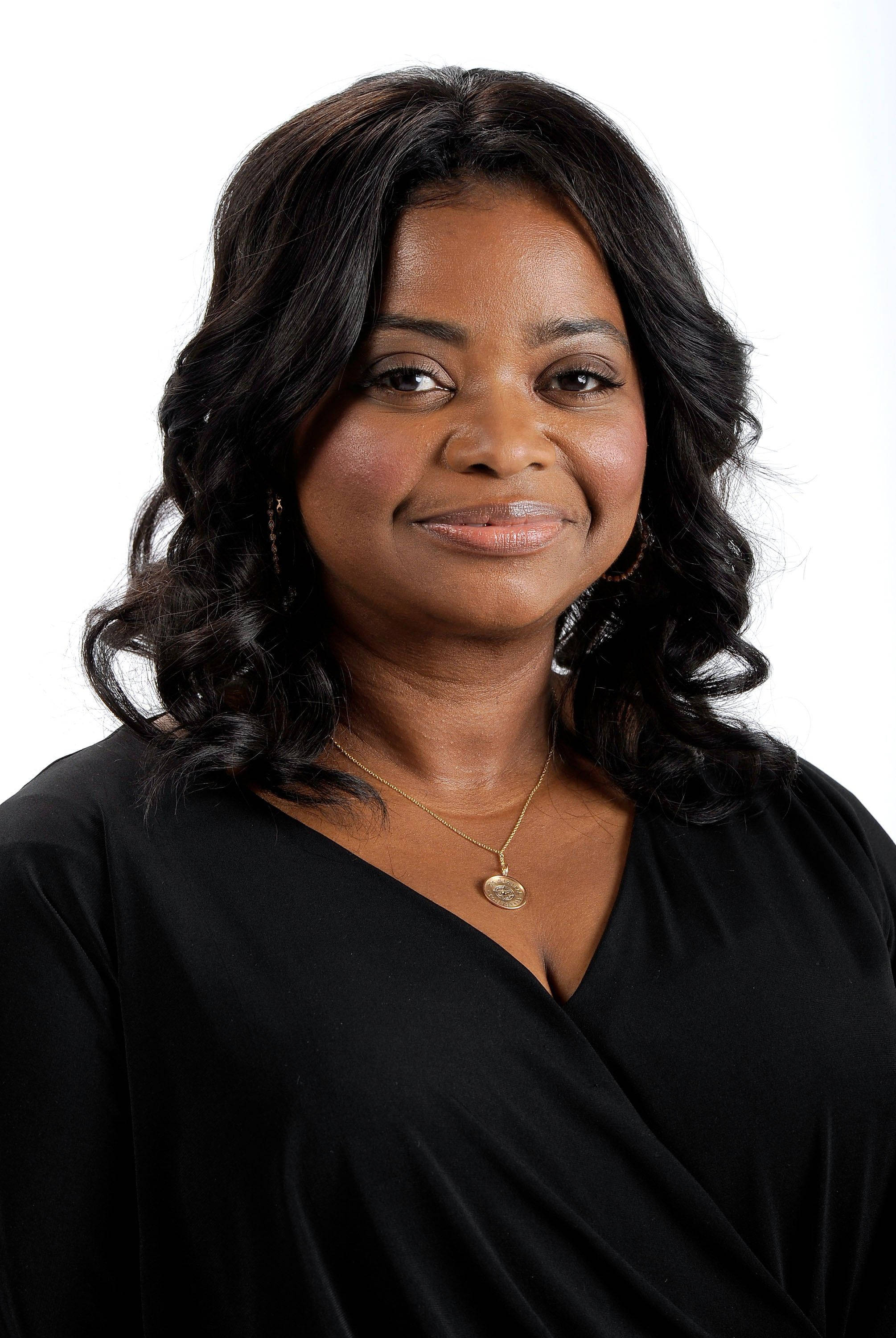 Octavia Spencer, black top, gold necklace, 2K Phone Wallpaper